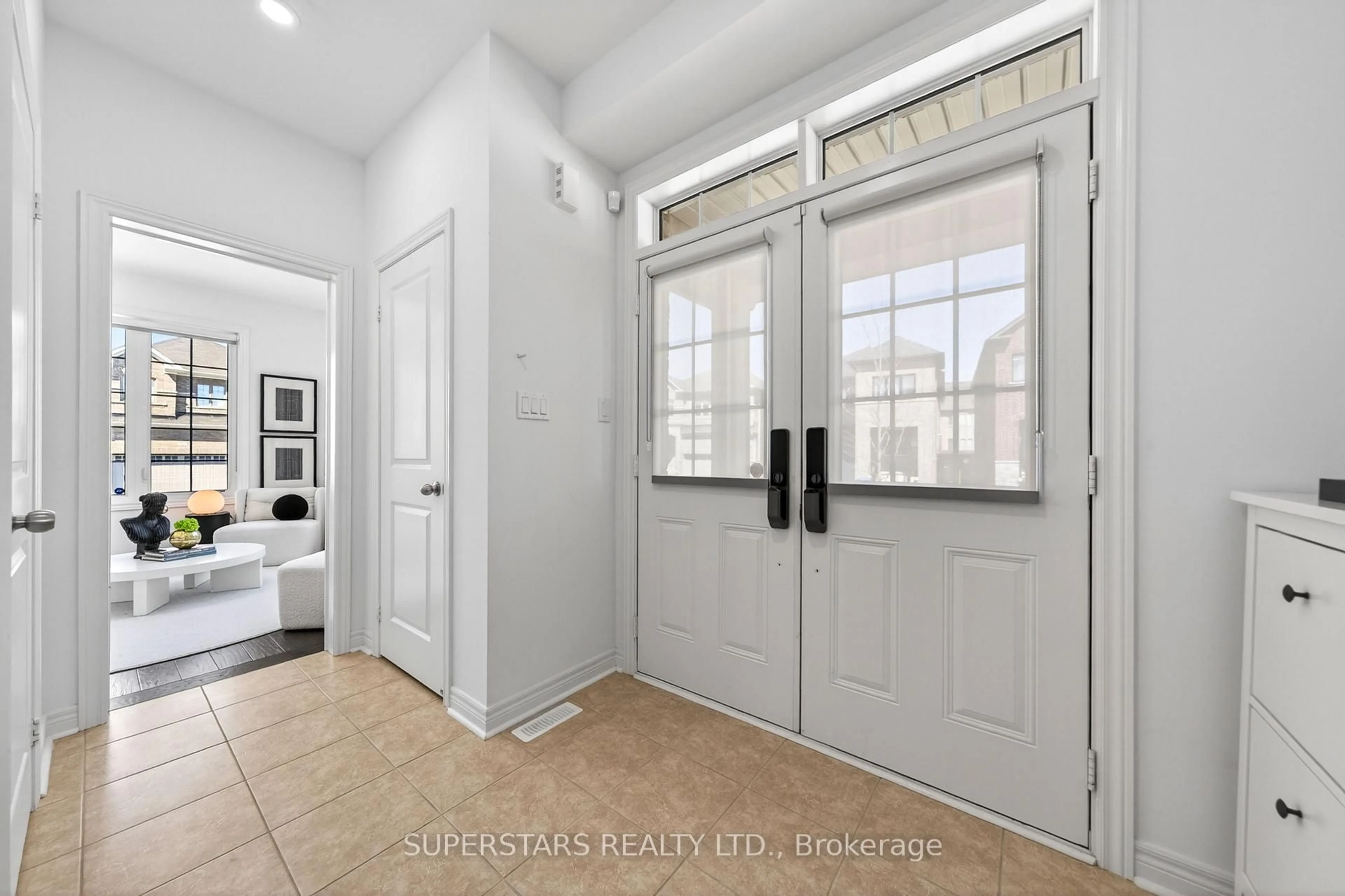 Indoor entryway for 49 Birkett Way, Whitchurch-Stouffville Ontario L4A 4P7