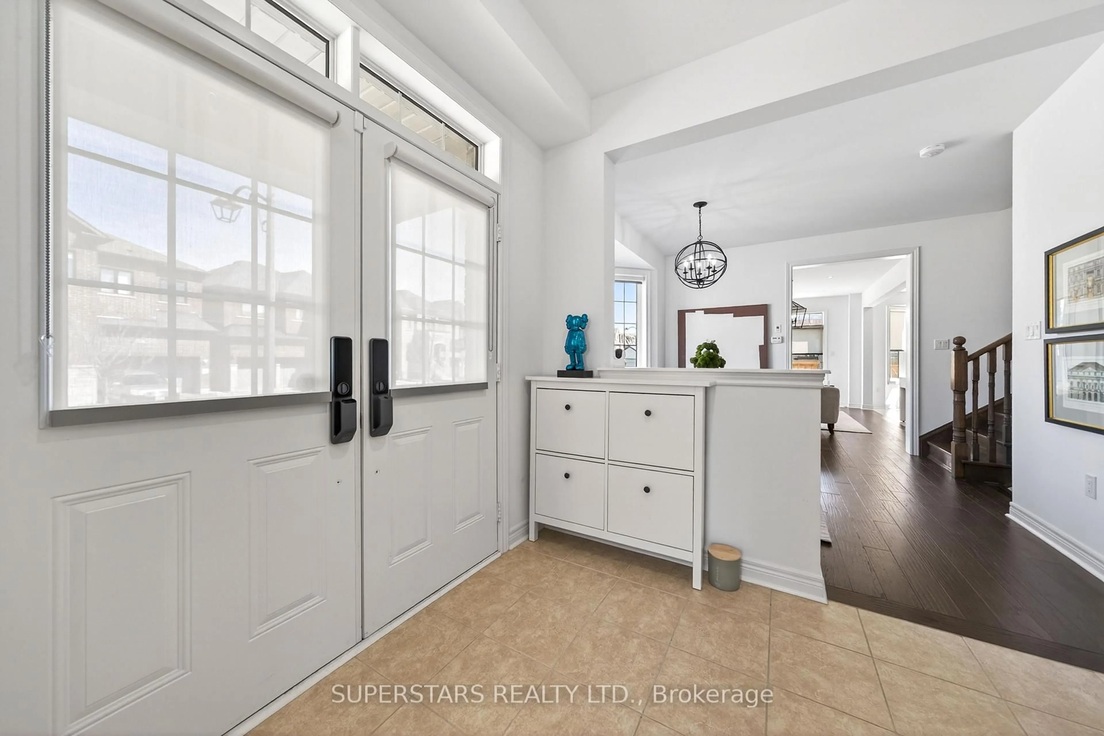 Indoor entryway for 49 Birkett Way, Whitchurch-Stouffville Ontario L4A 4P7