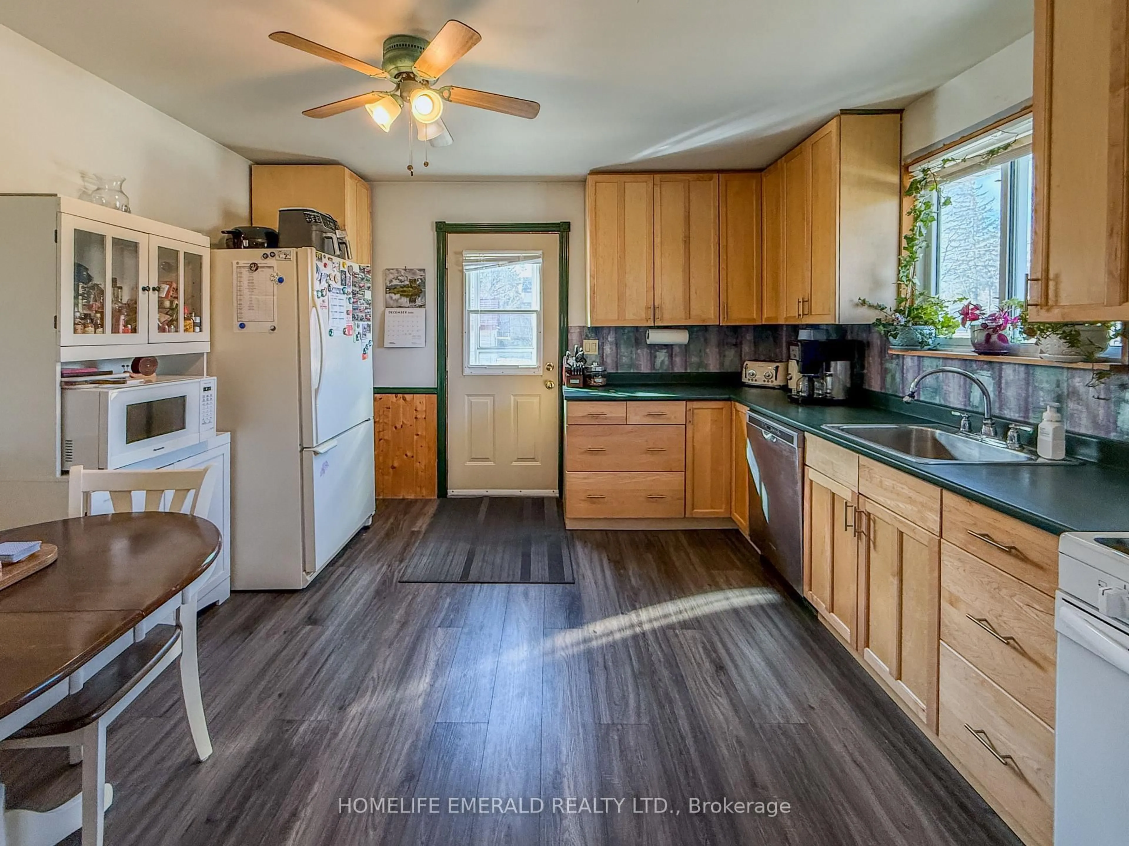 Standard kitchen, wood/laminate floor for 74 VERNON St, Essa Ontario L0M 1B0