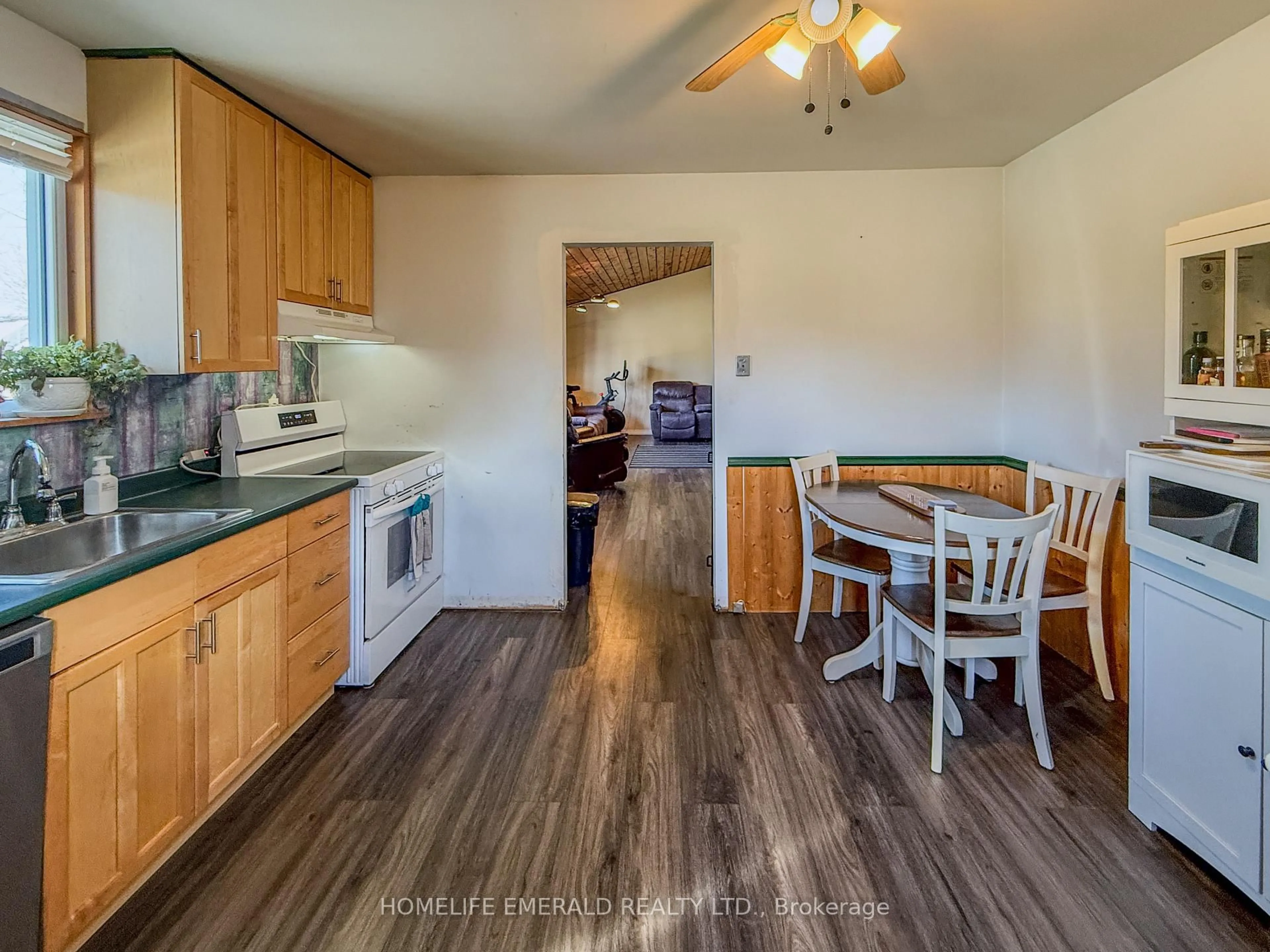 Standard kitchen, wood/laminate floor for 74 VERNON St, Essa Ontario L0M 1B0