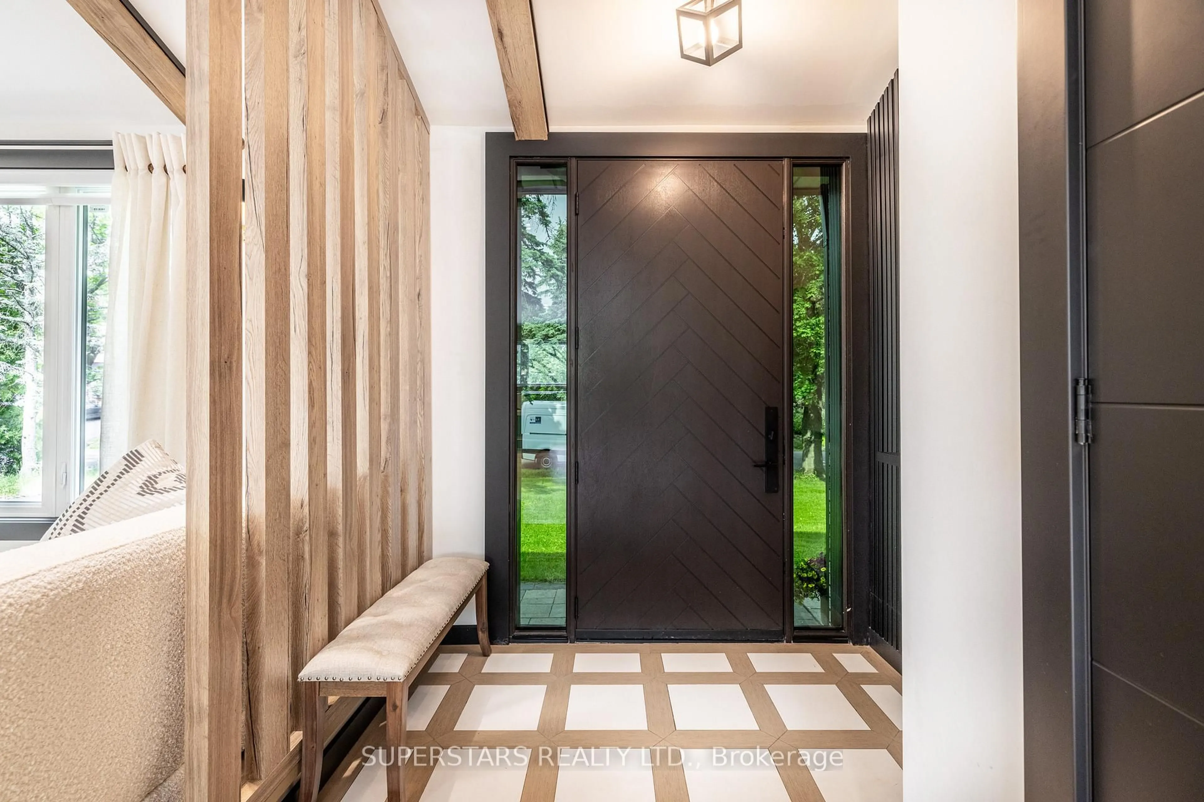 Indoor entryway for 56 Cynthia Cres, Richmond Hill Ontario L4E 2P9