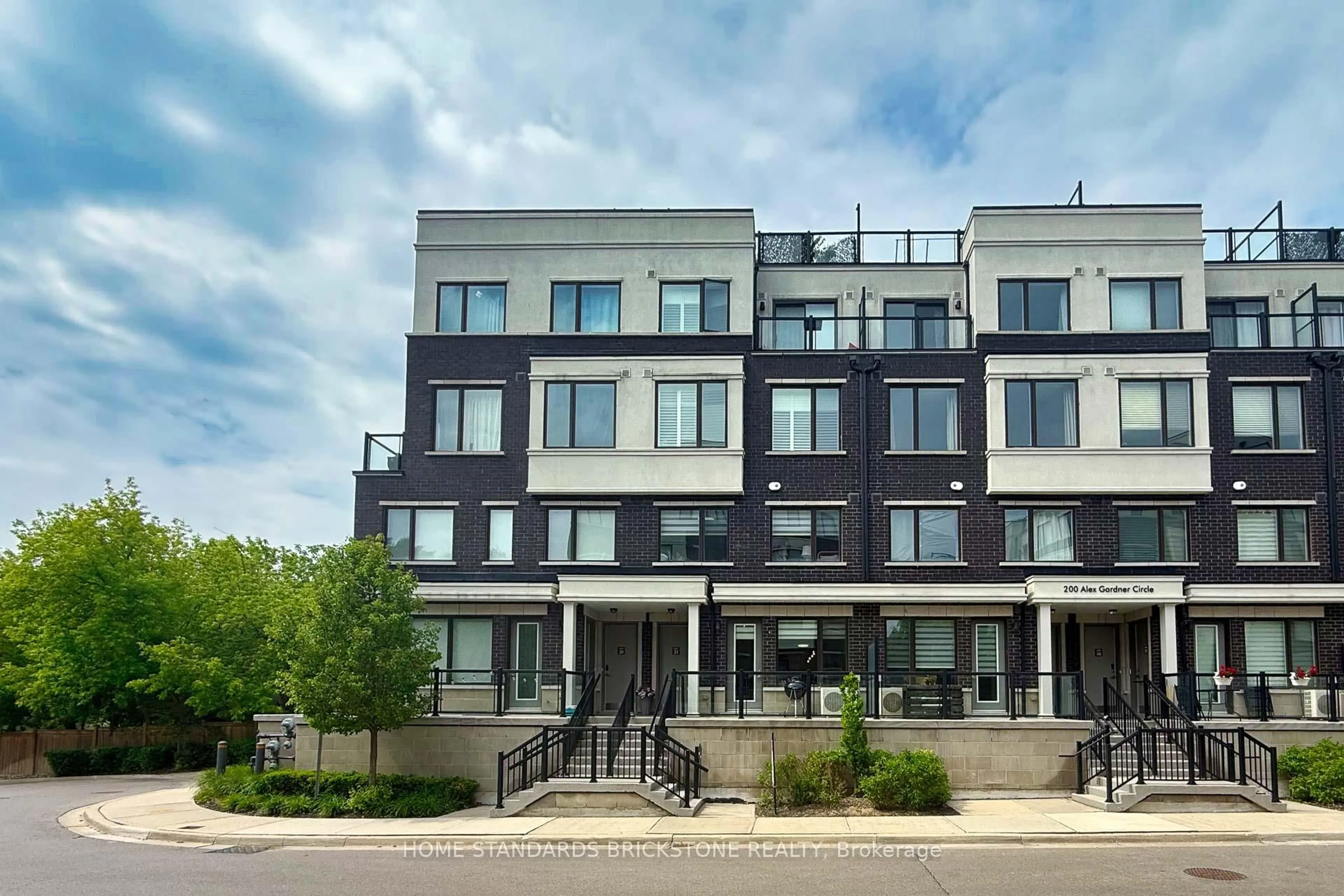 Patio, building for 200 Alex Gardner Circ #31, Aurora Ontario L4G 3G5
