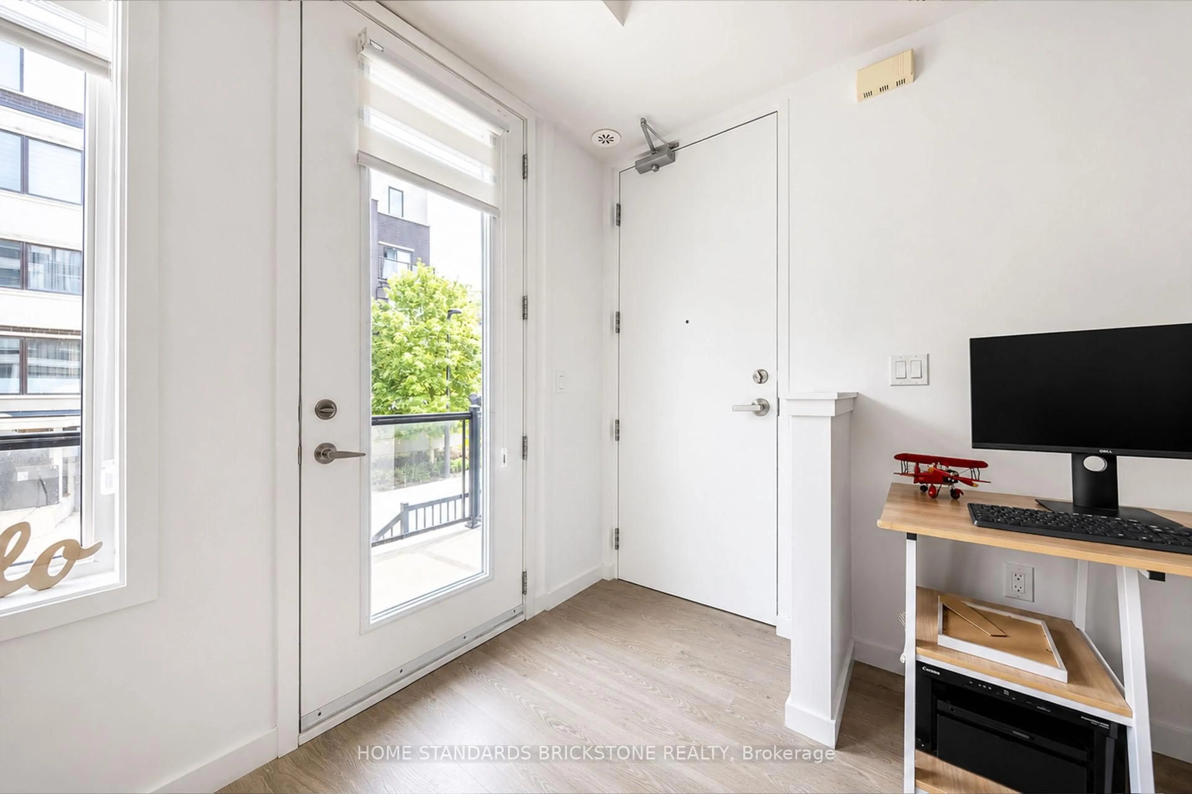 Indoor entryway for 200 Alex Gardner Circ #31, Aurora Ontario L4G 3G5