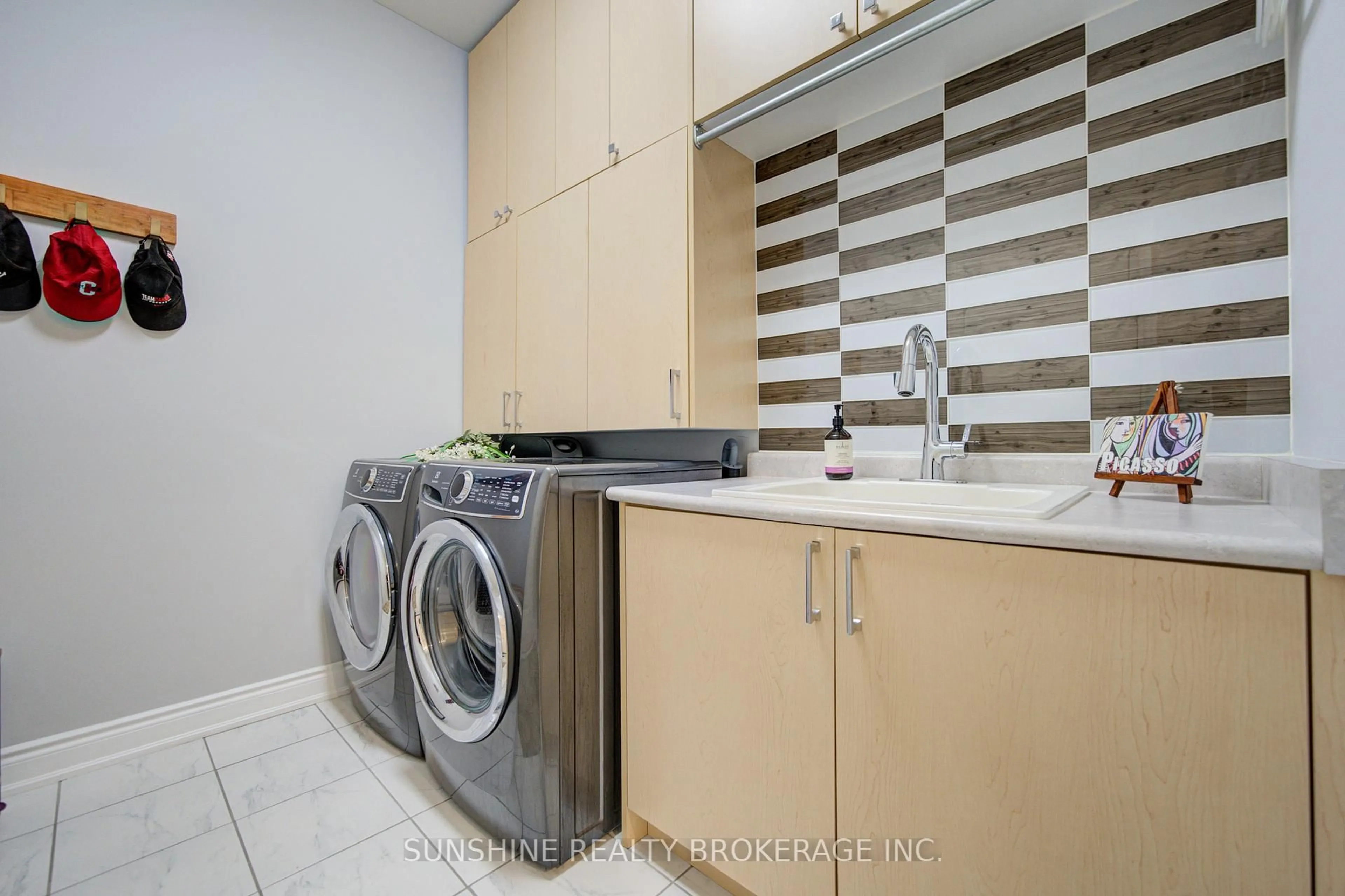 Laundry room for 62 Betty May Cres, East Gwillimbury Ontario L9N 1S2