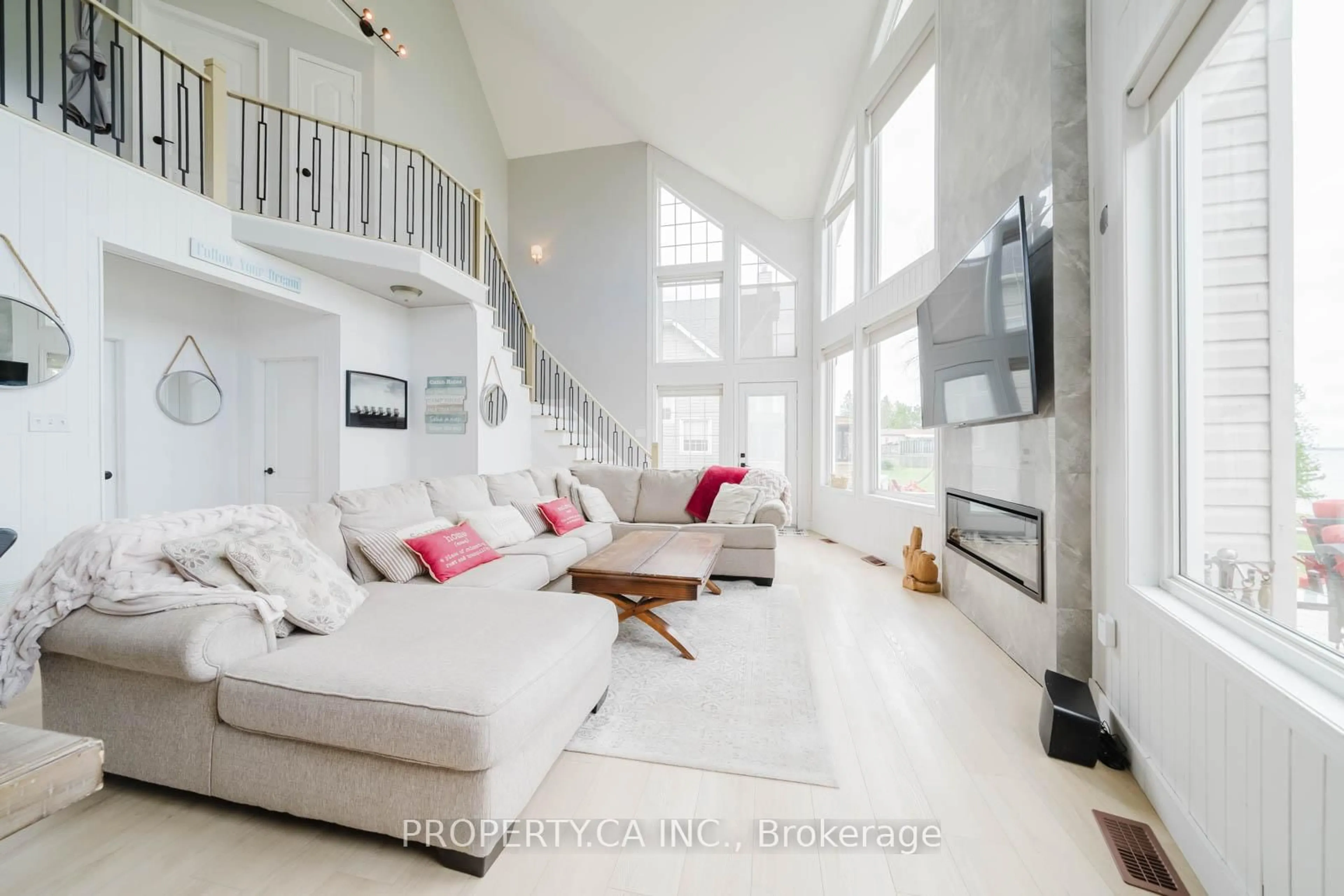 Living room with furniture, unknown for 1283 Chief Joseph Snake Rd, Georgina Islands Ontario L0E 1R0