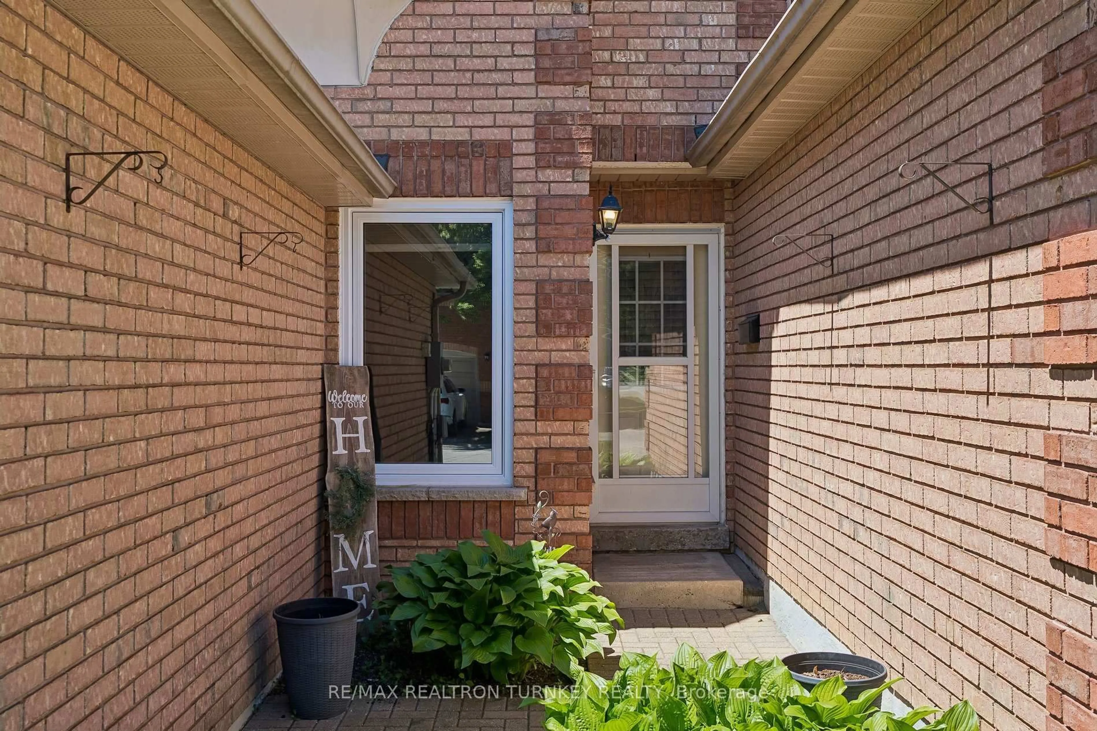 Unknown for 877 Playter Cres, Newmarket Ontario L3X 1W8