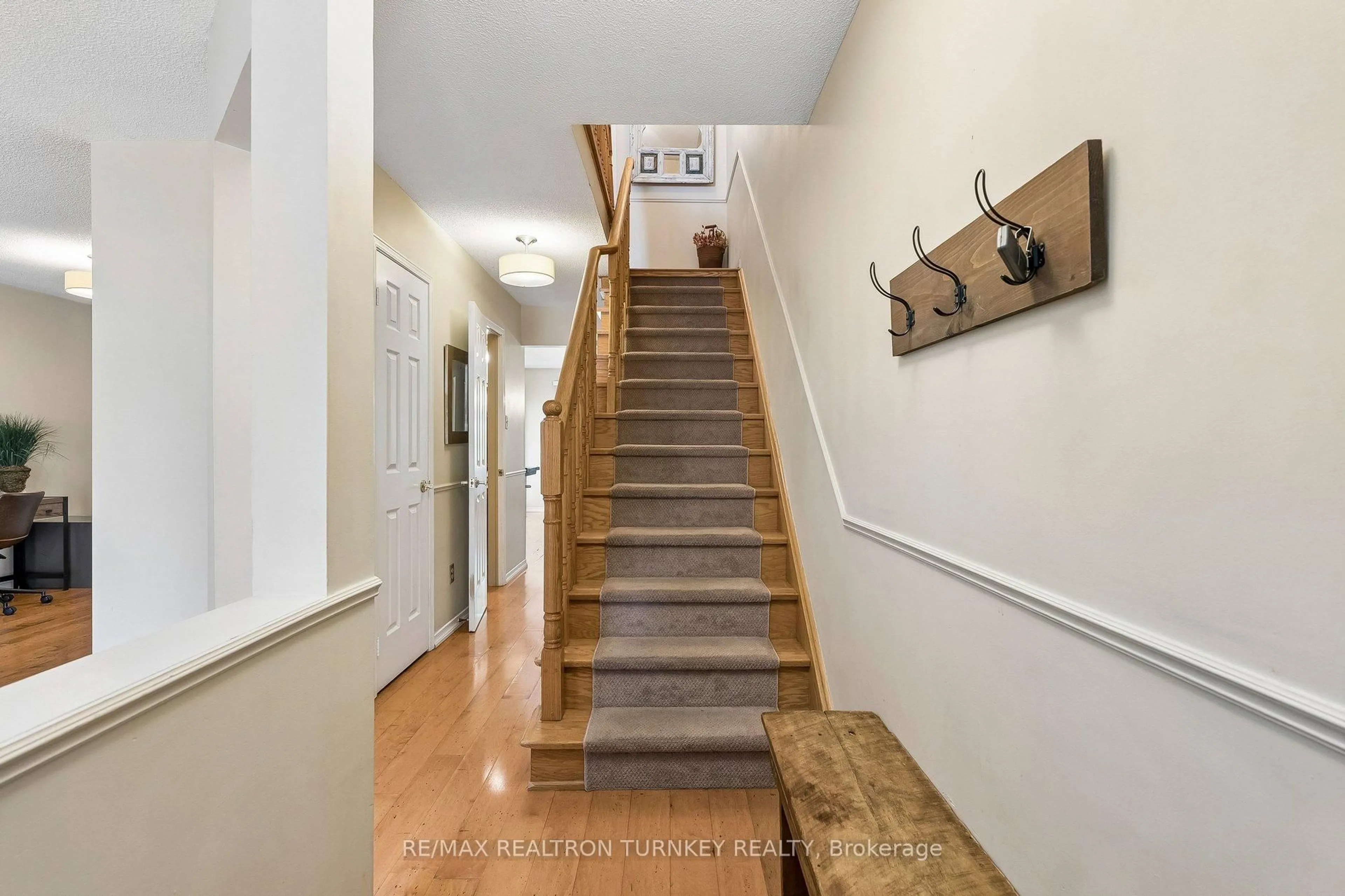 Unknown for 877 Playter Cres, Newmarket Ontario L3X 1W8