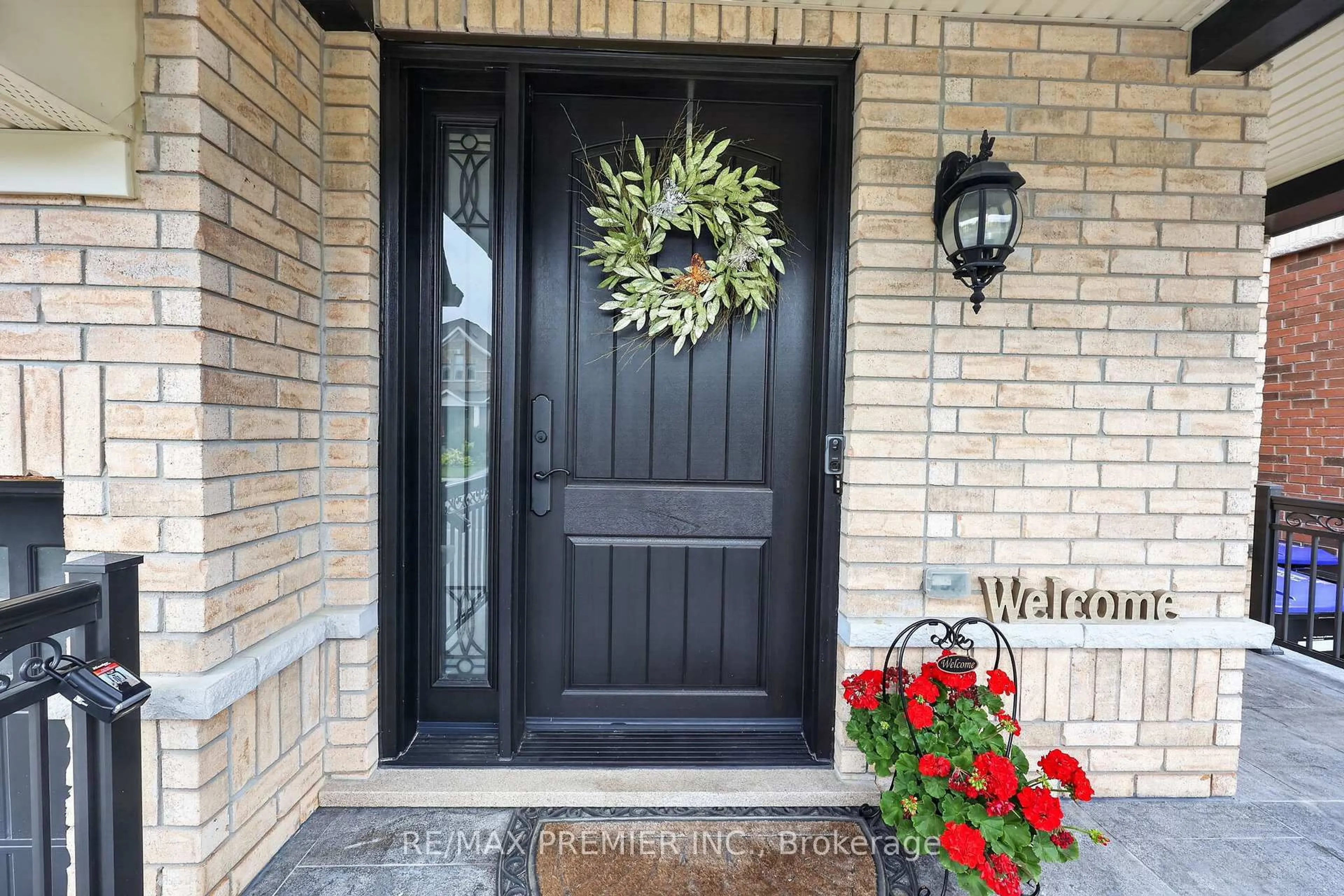 Indoor entryway for 77 Weaver Terr, New Tecumseth Ontario L0G 1W0