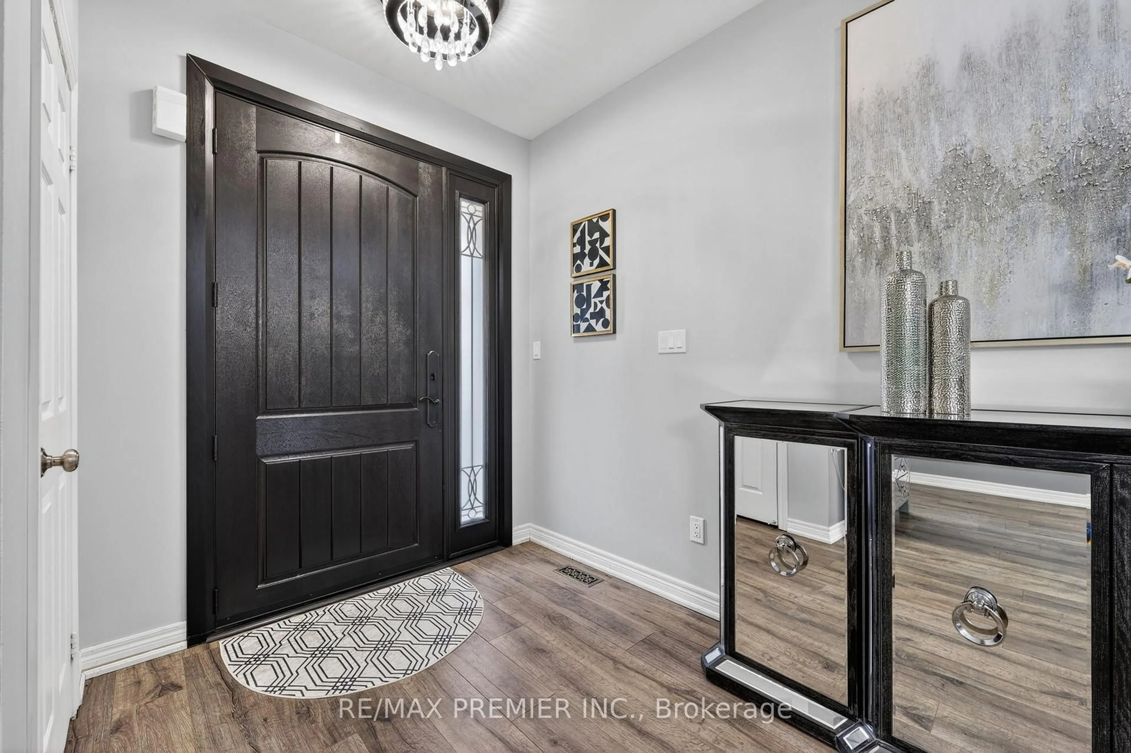 Indoor entryway for 77 Weaver Terr, New Tecumseth Ontario L0G 1W0