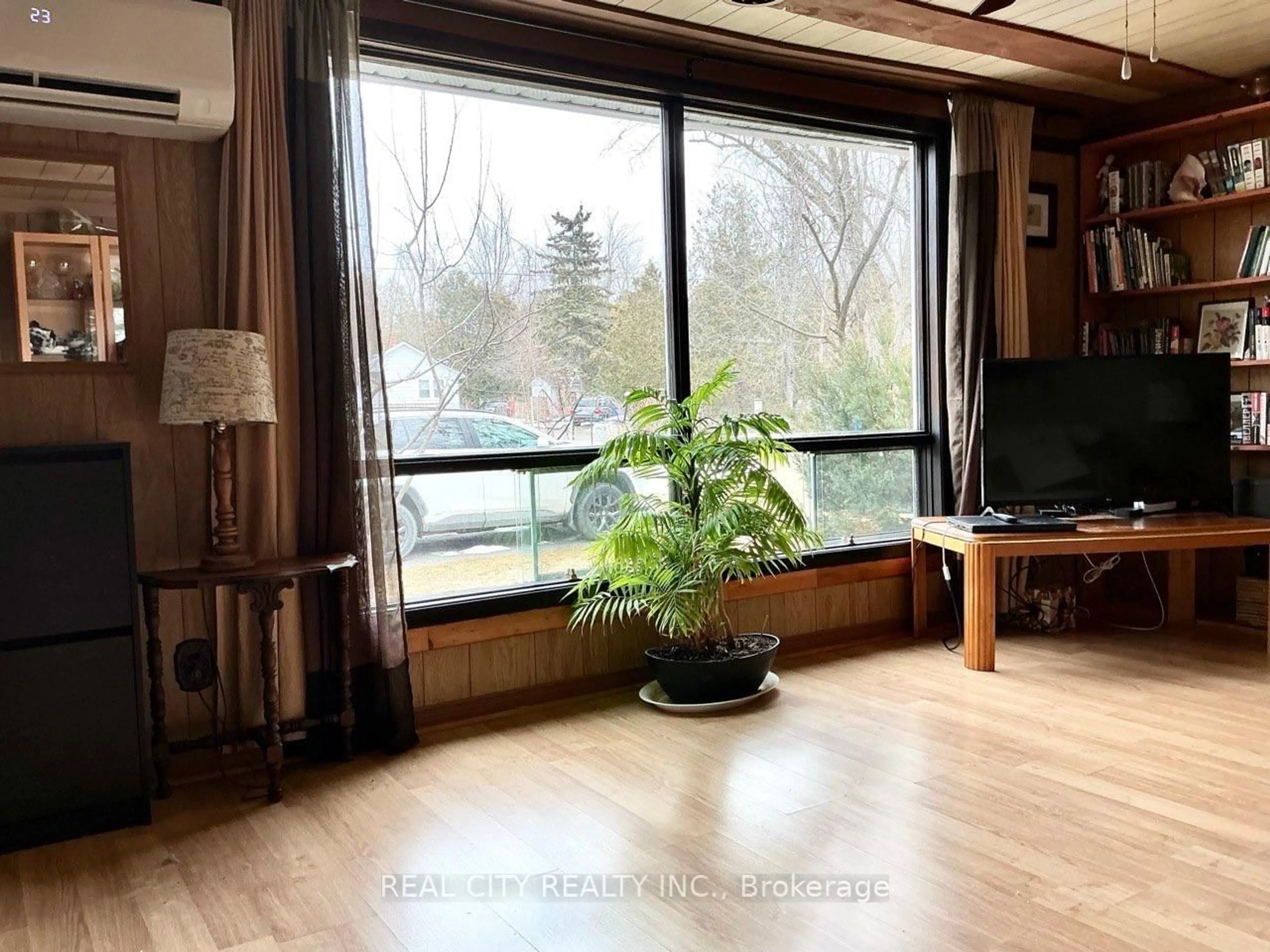 A pic of a room for 848 Crescent Beach Rd, Georgina Ontario L4P 3N9