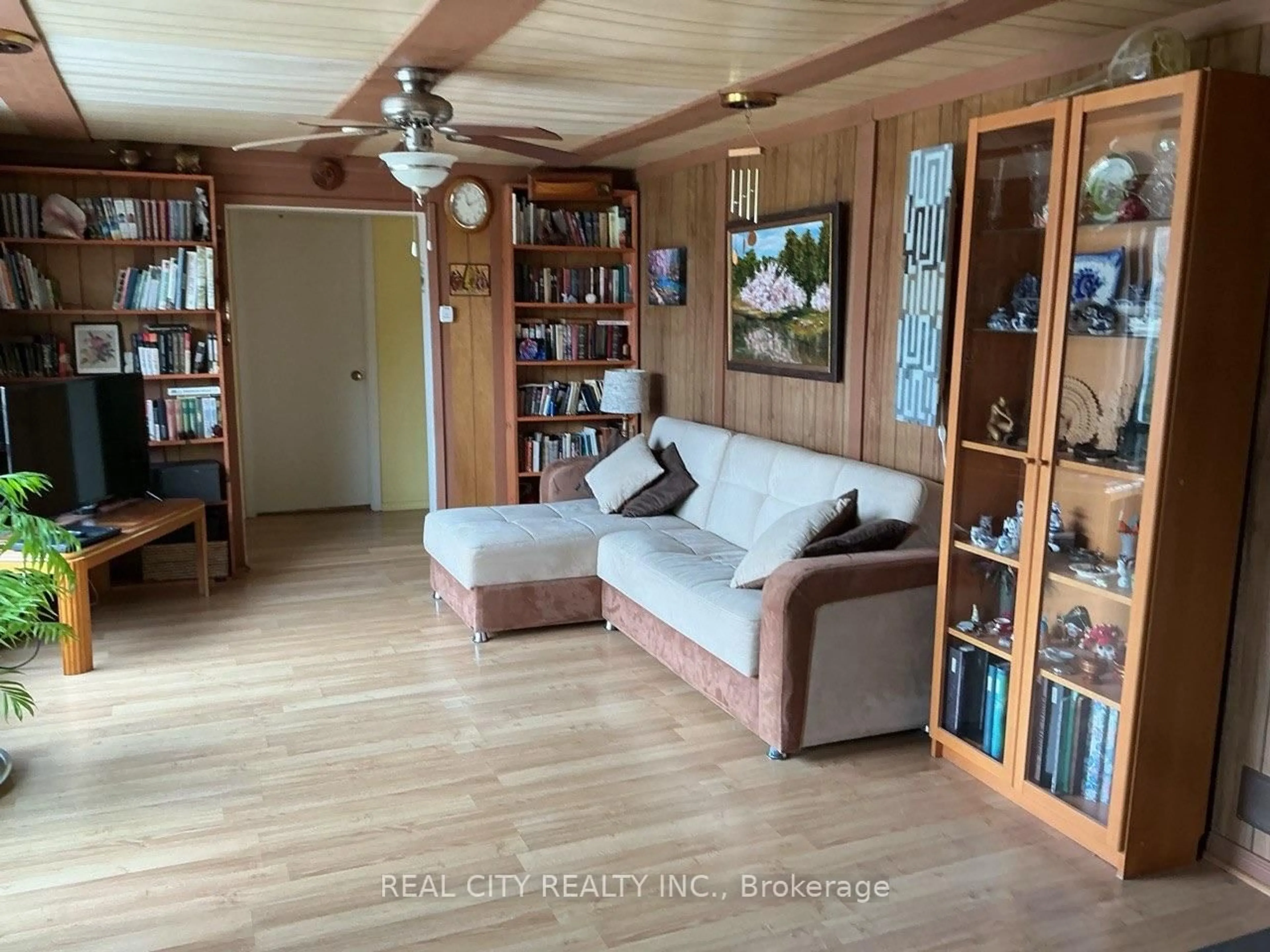 Living room with furniture, wood/laminate floor for 848 Crescent Beach Rd, Georgina Ontario L4P 3N9