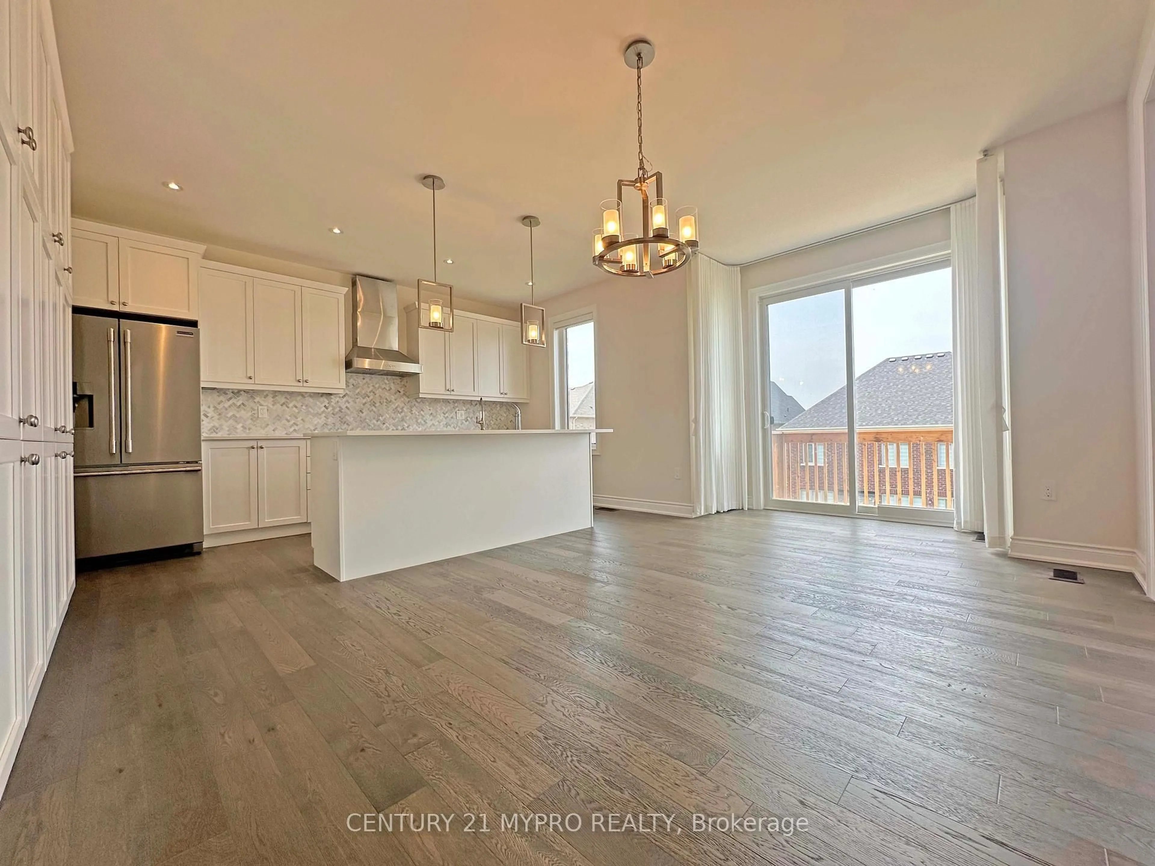Open concept kitchen, wood/laminate floor for 401 Seaview Hts, East Gwillimbury Ontario L9N 0Y4