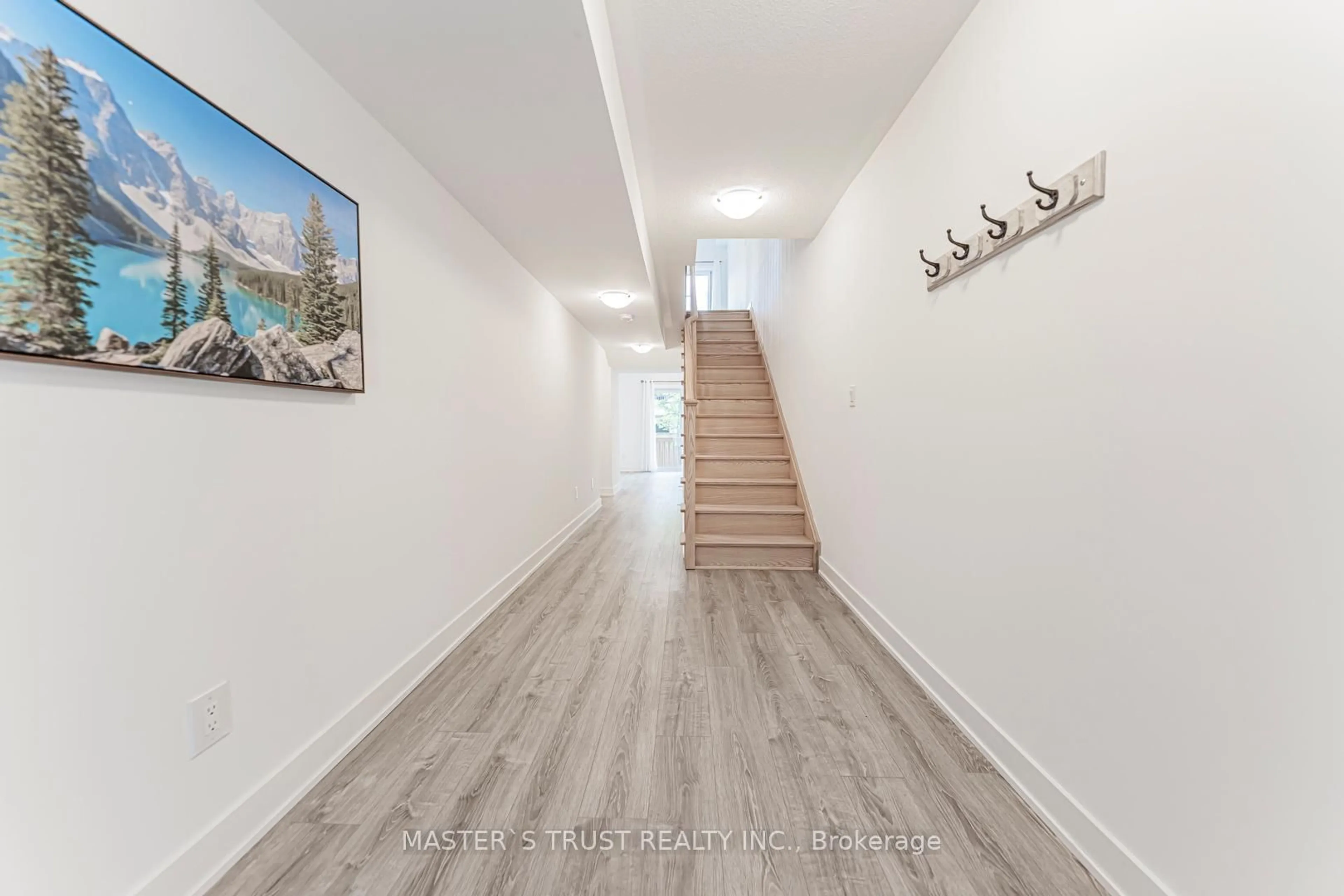 Indoor foyer for 110 Covington Cres, Whitchurch-Stouffville Ontario L4A 4W8