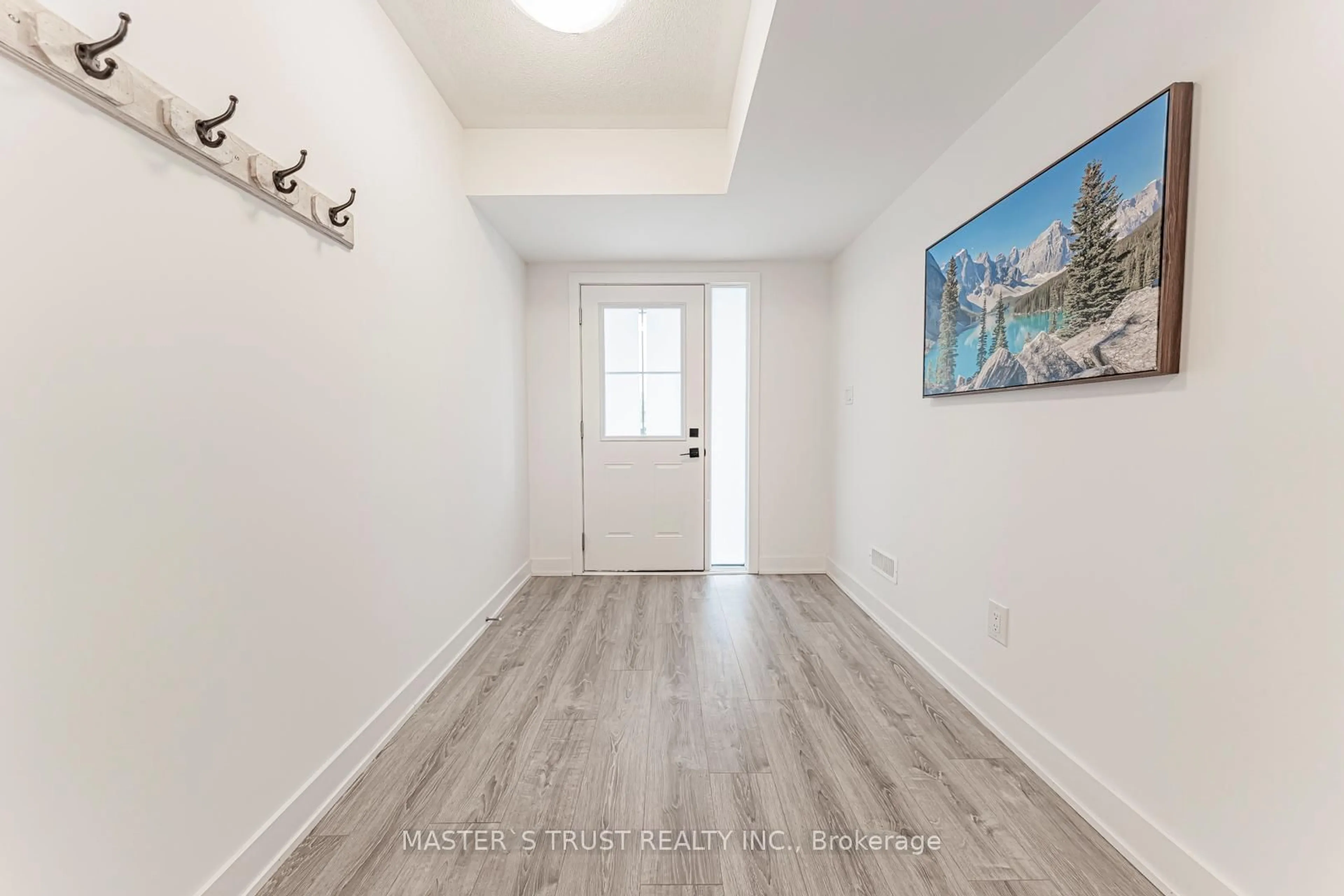 Indoor entryway for 110 Covington Cres, Whitchurch-Stouffville Ontario L4A 4W8