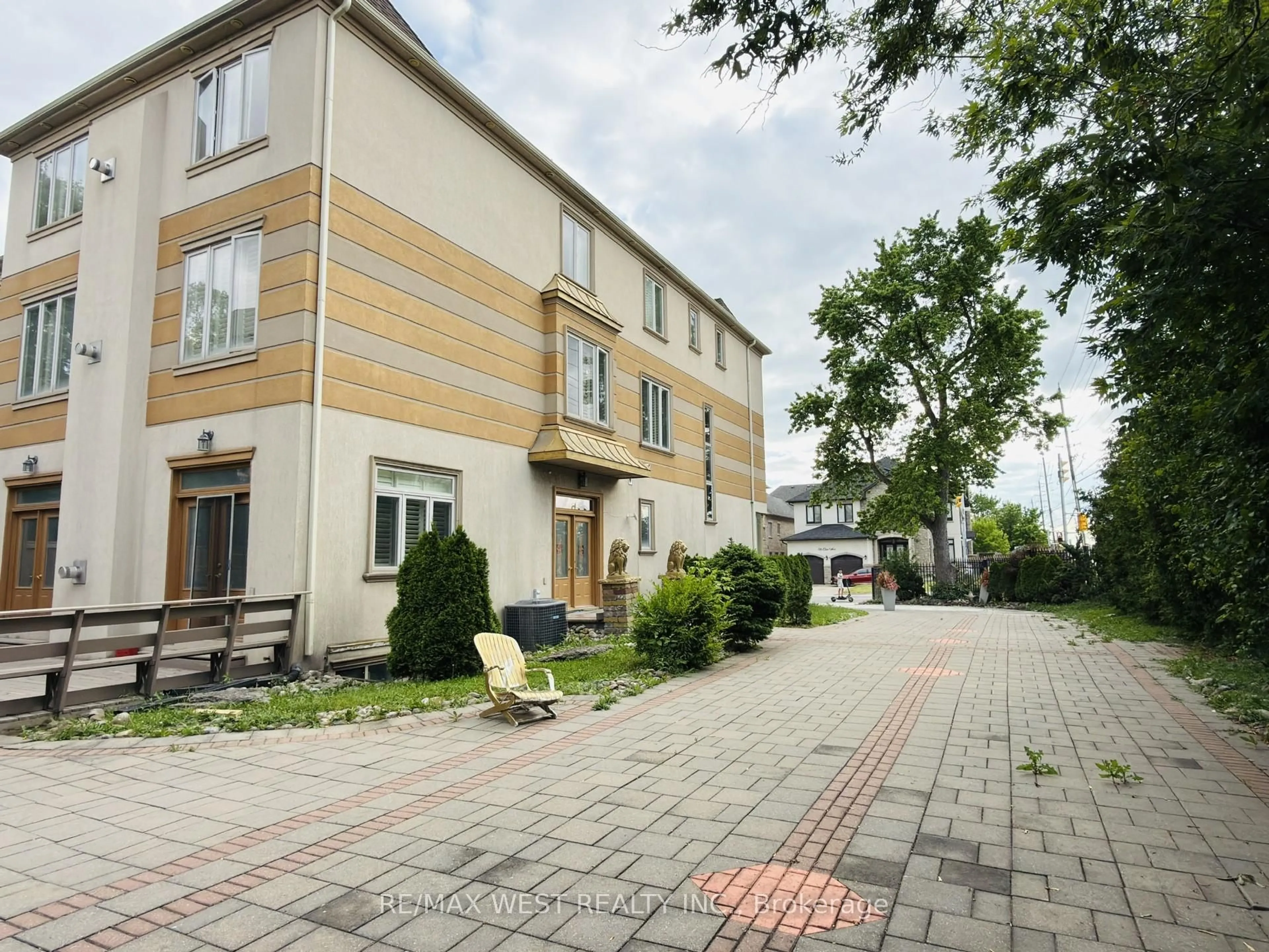 Patio, street for 83 Elm Ave, Richmond Hill Ontario L4C 6K8
