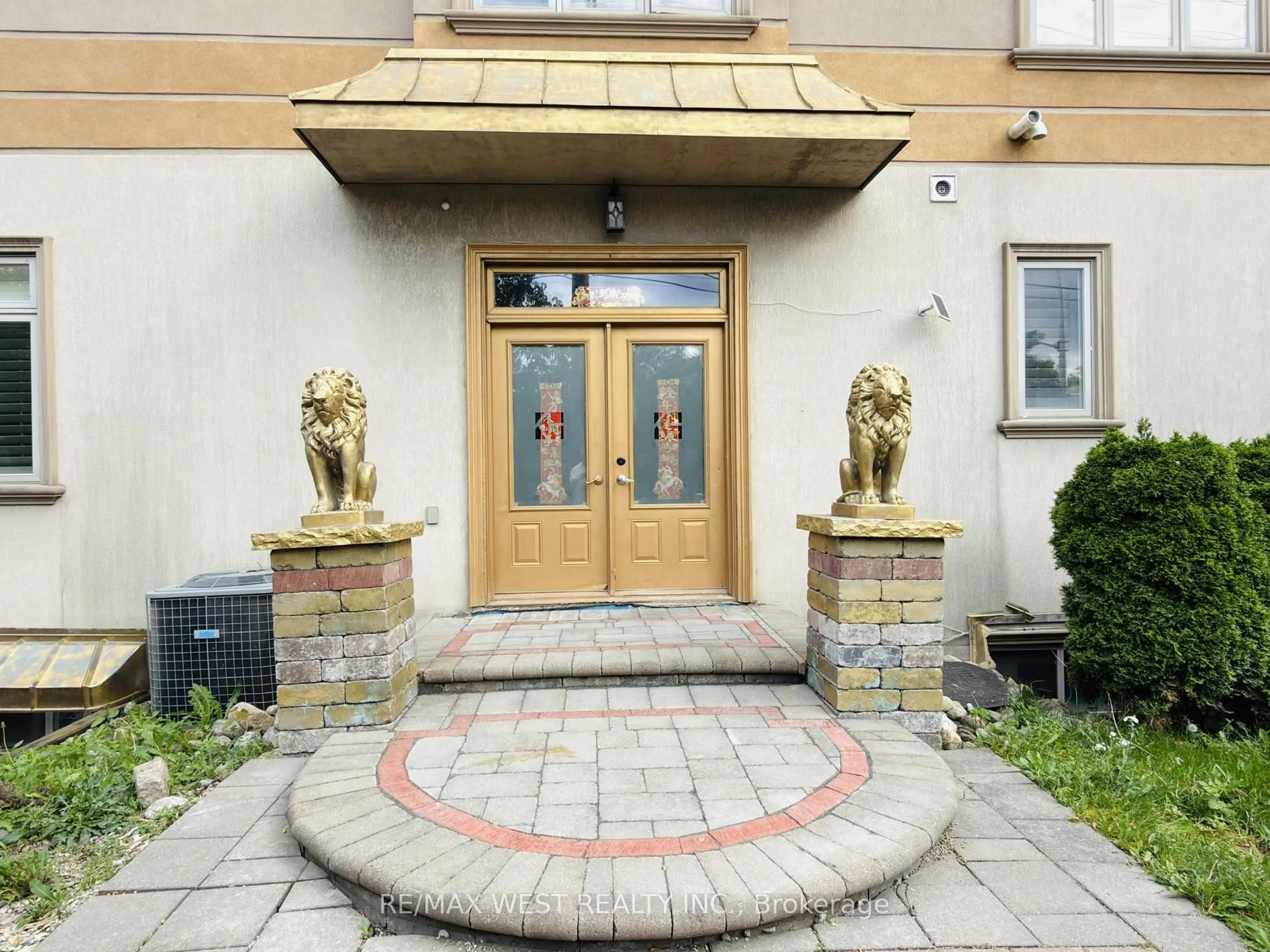 Indoor foyer for 83 Elm Ave, Richmond Hill Ontario L4C 6K8