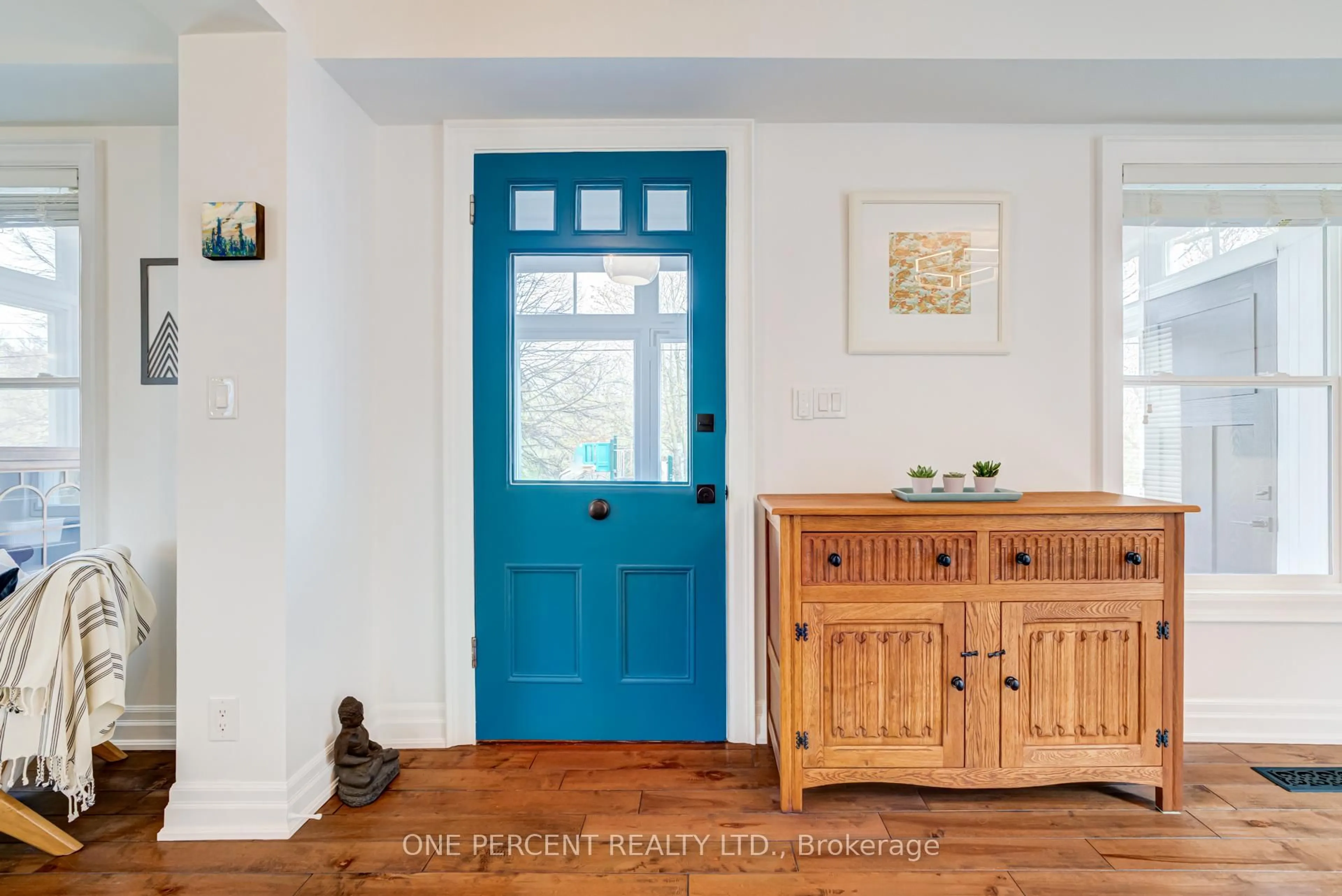 Indoor entryway for 90 Toronto St, Uxbridge Ontario L9P 1C7
