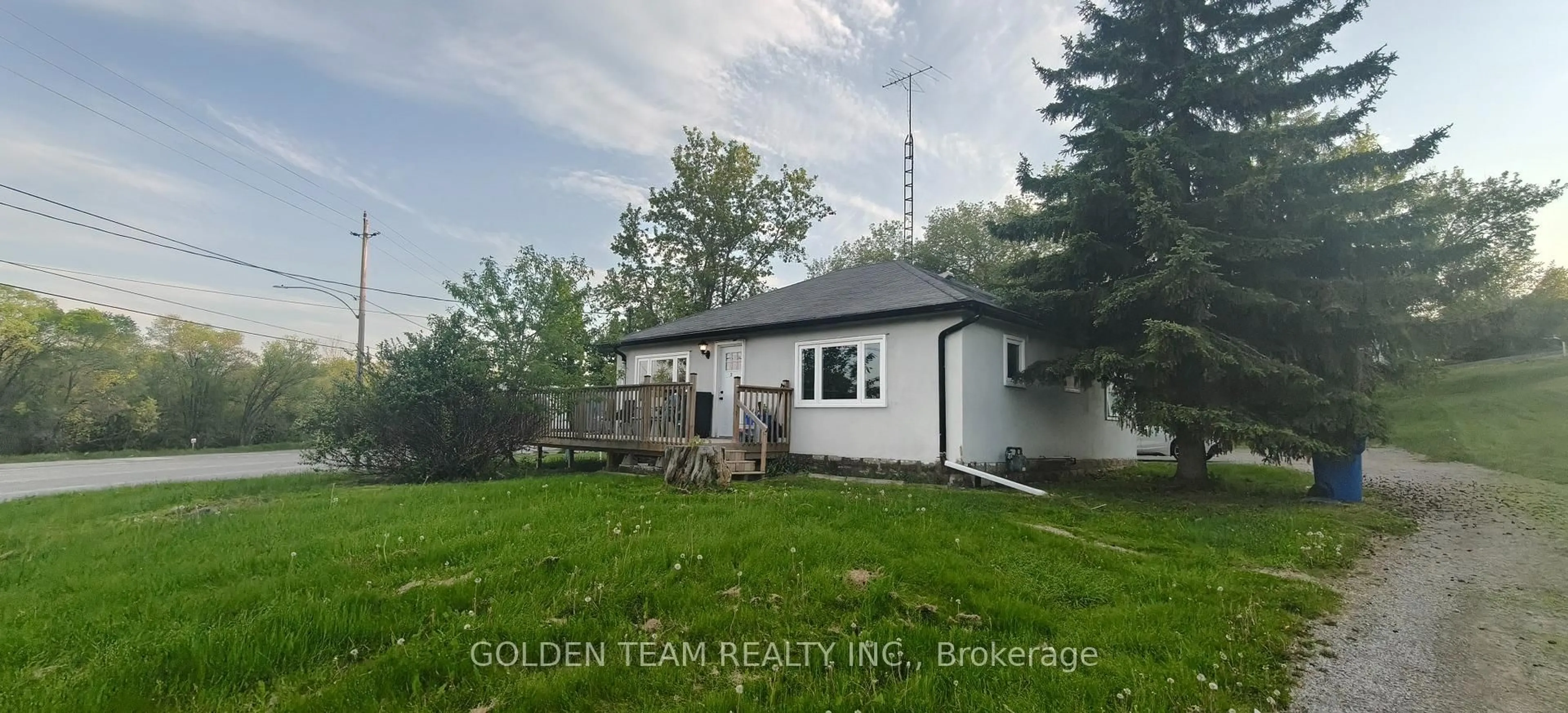 A pic from outside/outdoor area/front of a property/back of a property/a pic from drone, water/lake/river/ocean view for 506 The Queensway S, Georgina Ontario L4P 2E4