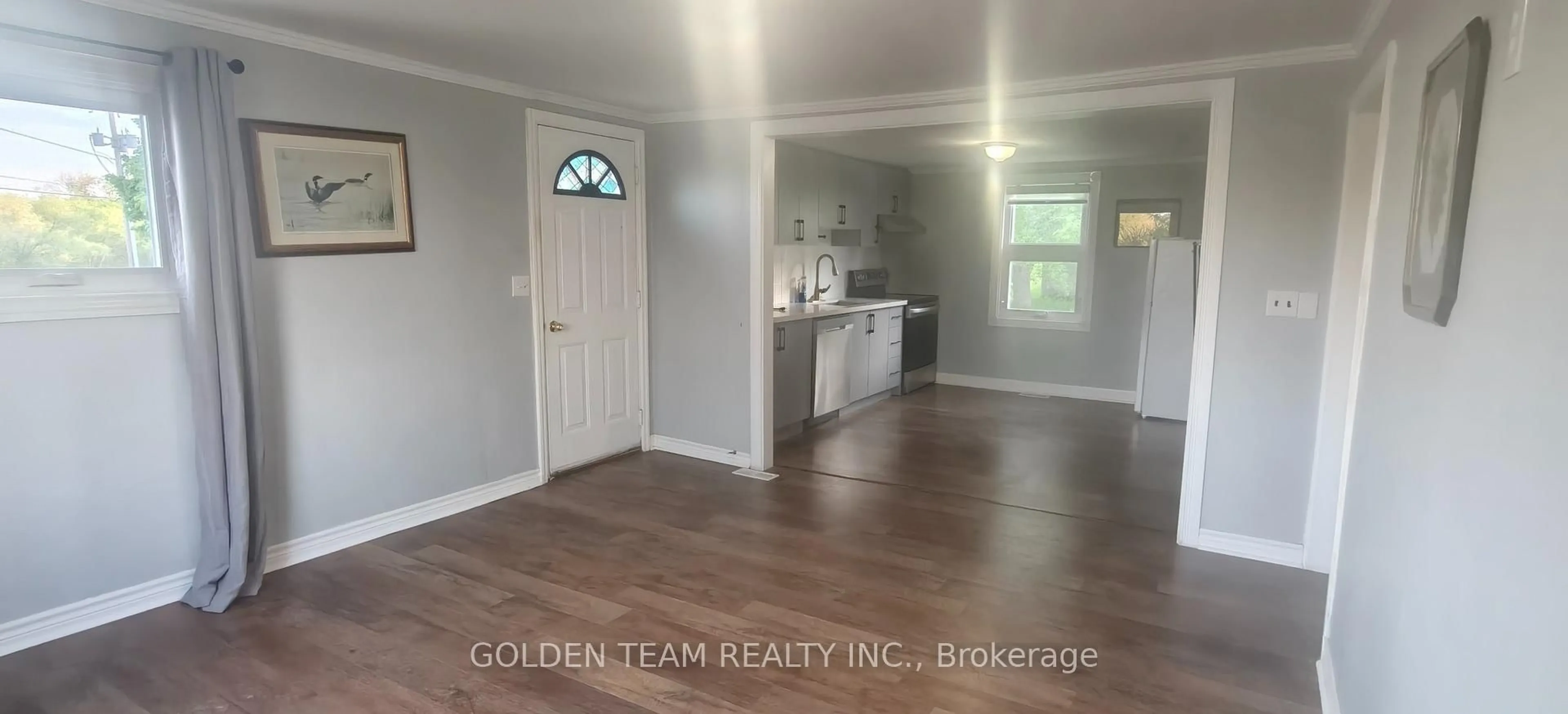 A pic of a room for 506 The Queensway S, Georgina Ontario L4P 2E4
