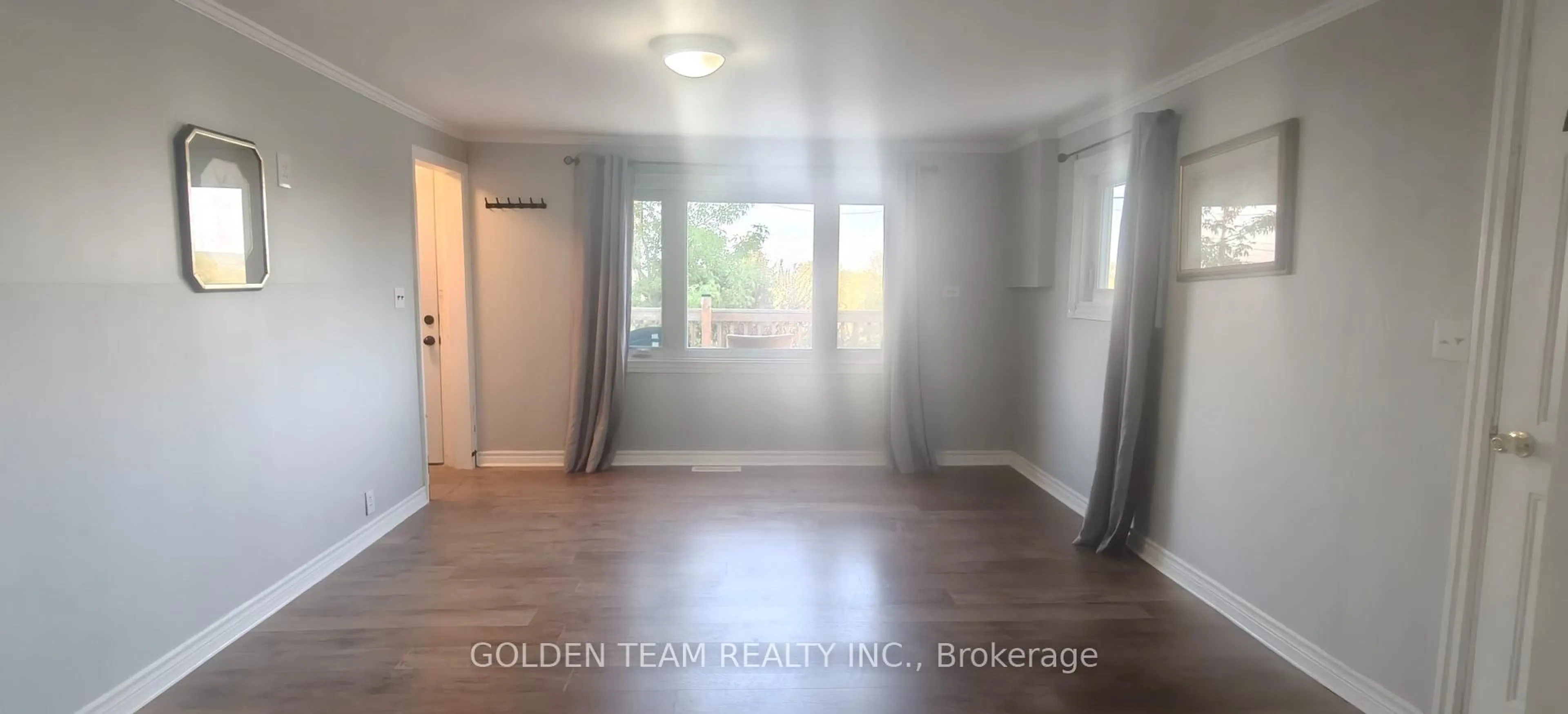 A pic of a room for 506 The Queensway S, Georgina Ontario L4P 2E4