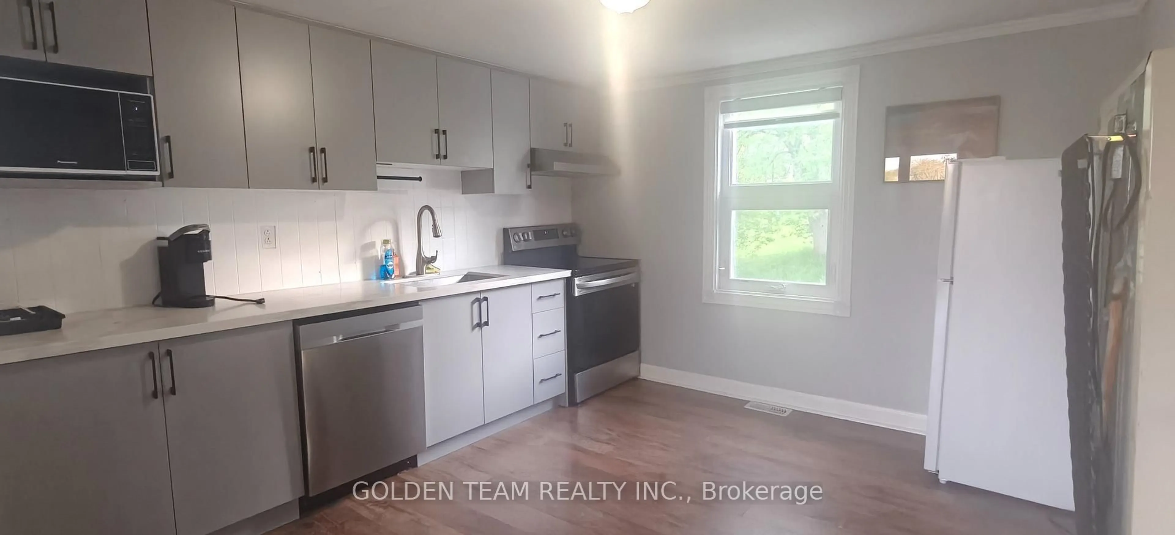 Standard kitchen, unknown for 506 The Queensway S, Georgina Ontario L4P 2E4