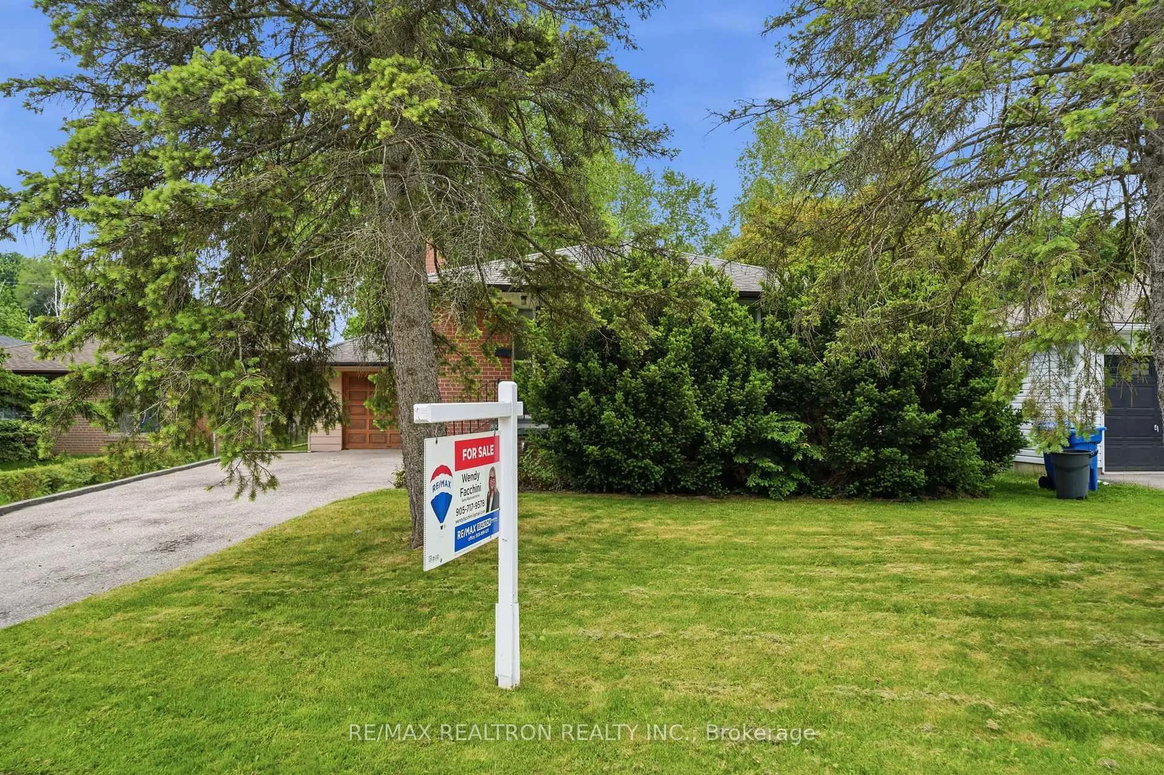 A pic from outside/outdoor area/front of a property/back of a property/a pic from drone, street for 13 Kemano Rd, Aurora Ontario L4G 4P9