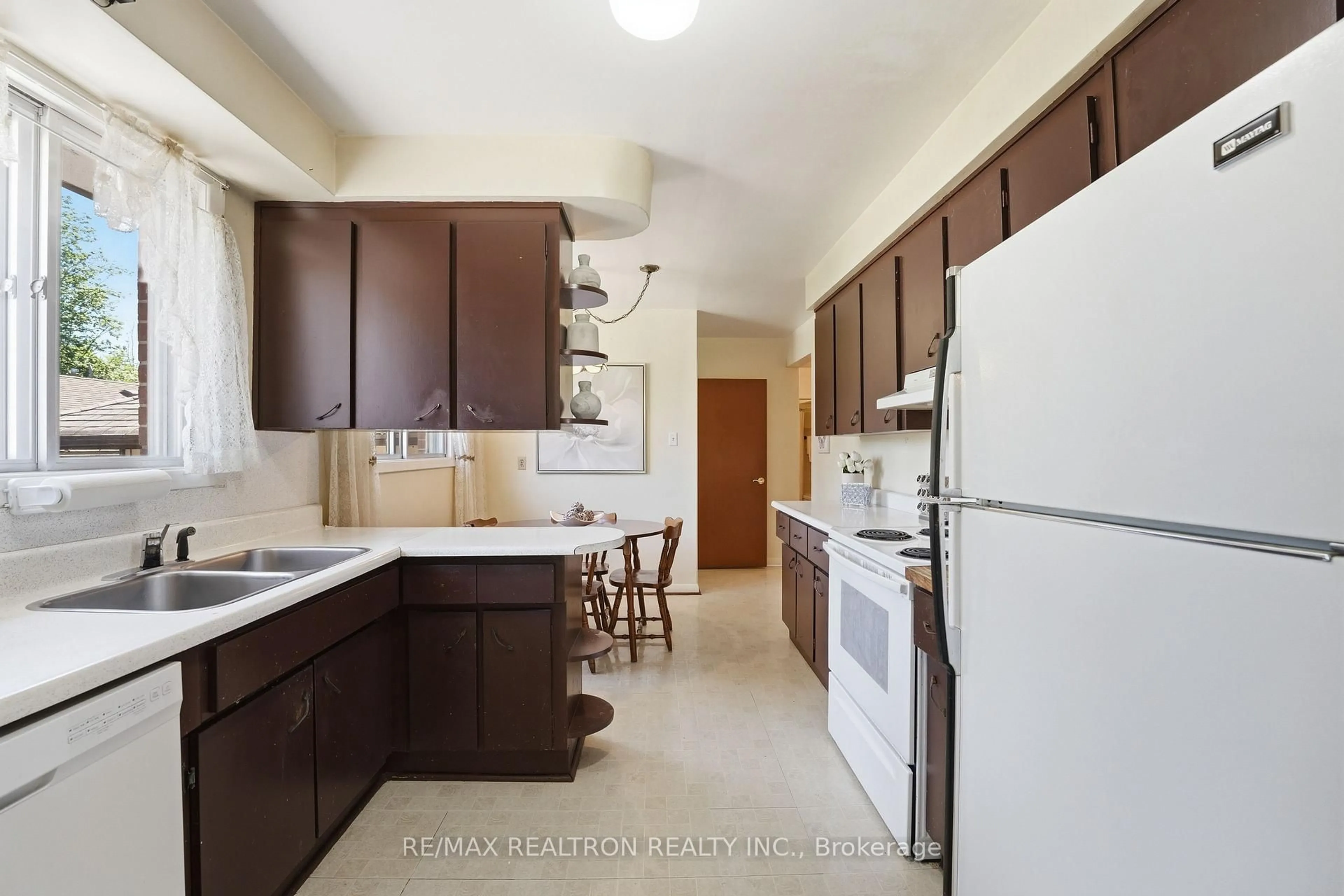 Standard kitchen, ceramic/tile floor for 13 Kemano Rd, Aurora Ontario L4G 4P9