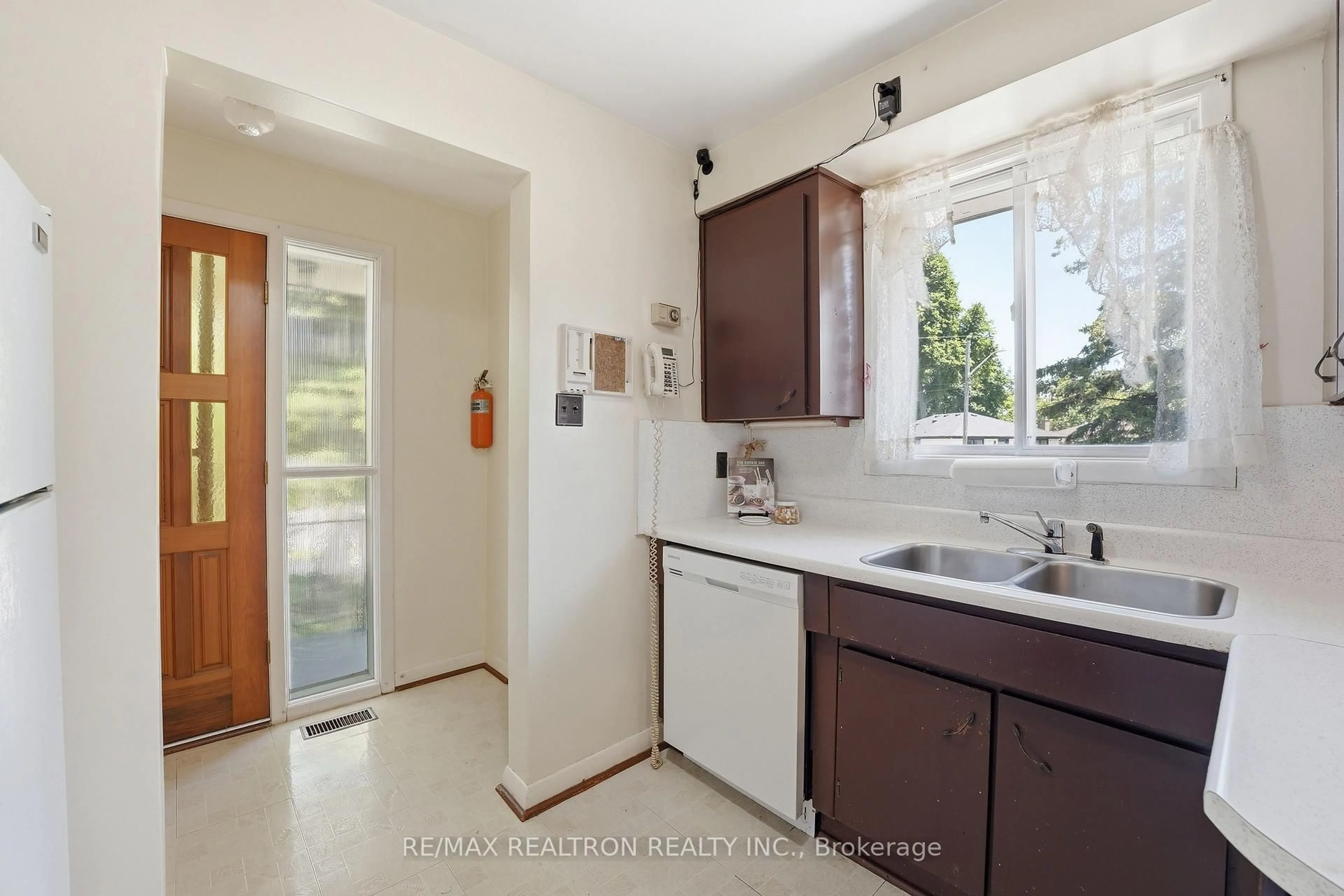 Standard kitchen, ceramic/tile floor for 13 Kemano Rd, Aurora Ontario L4G 4P9