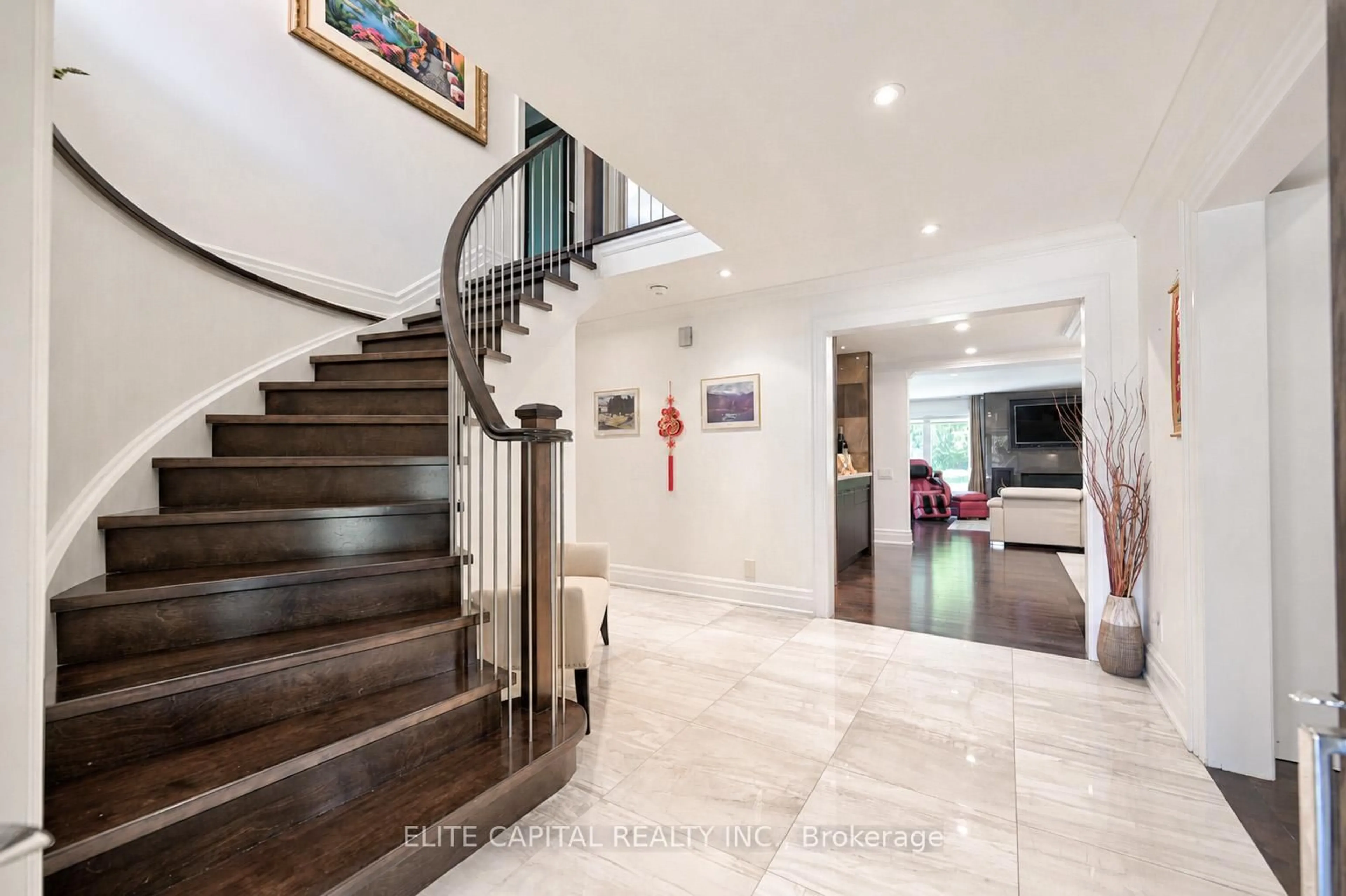 Indoor foyer for 16 Thomas Reid Rd, Markham Ontario L6C 1A5