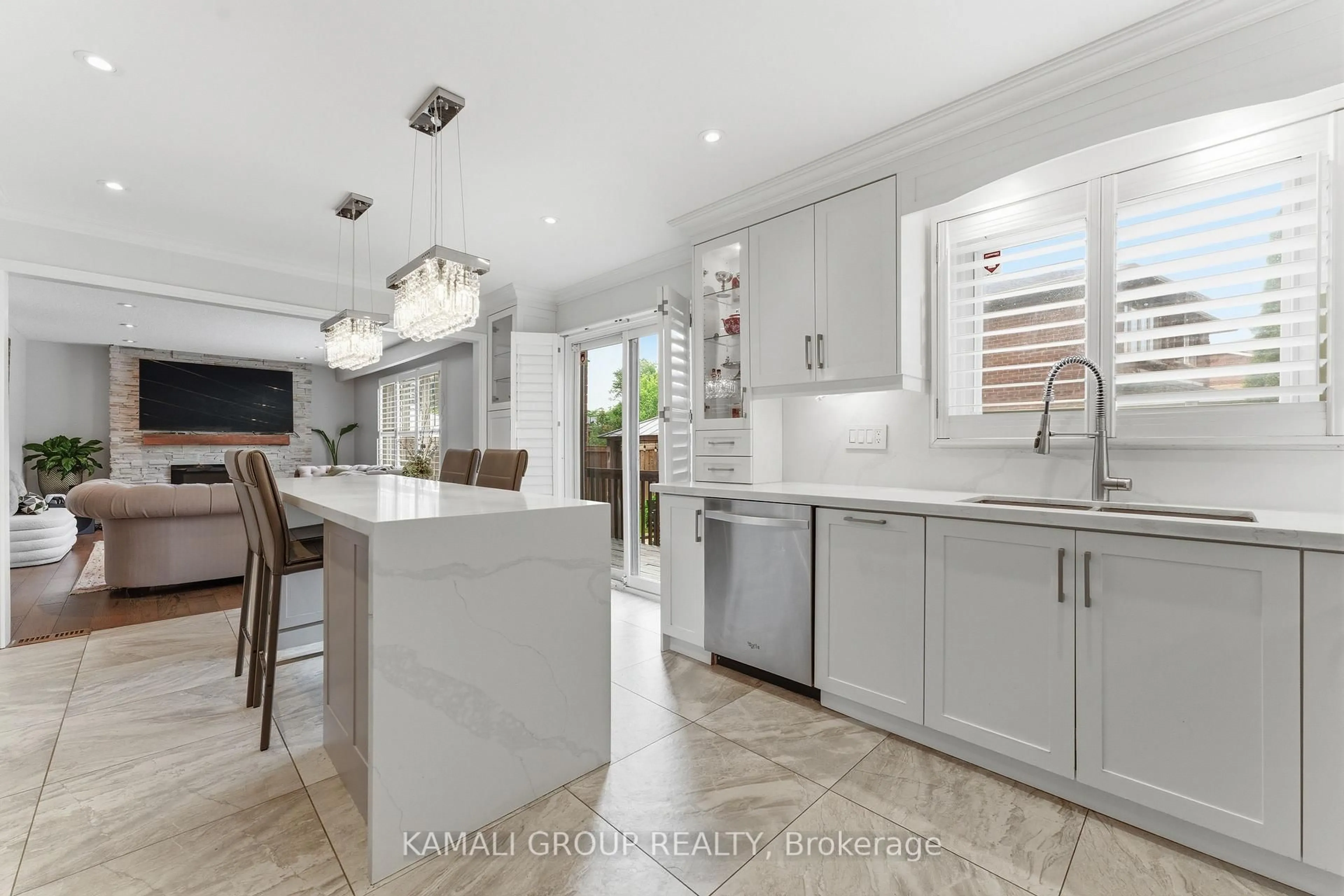 Open concept kitchen, ceramic/tile floor for 108 Killian Rd, Vaughan Ontario L6A 1B3