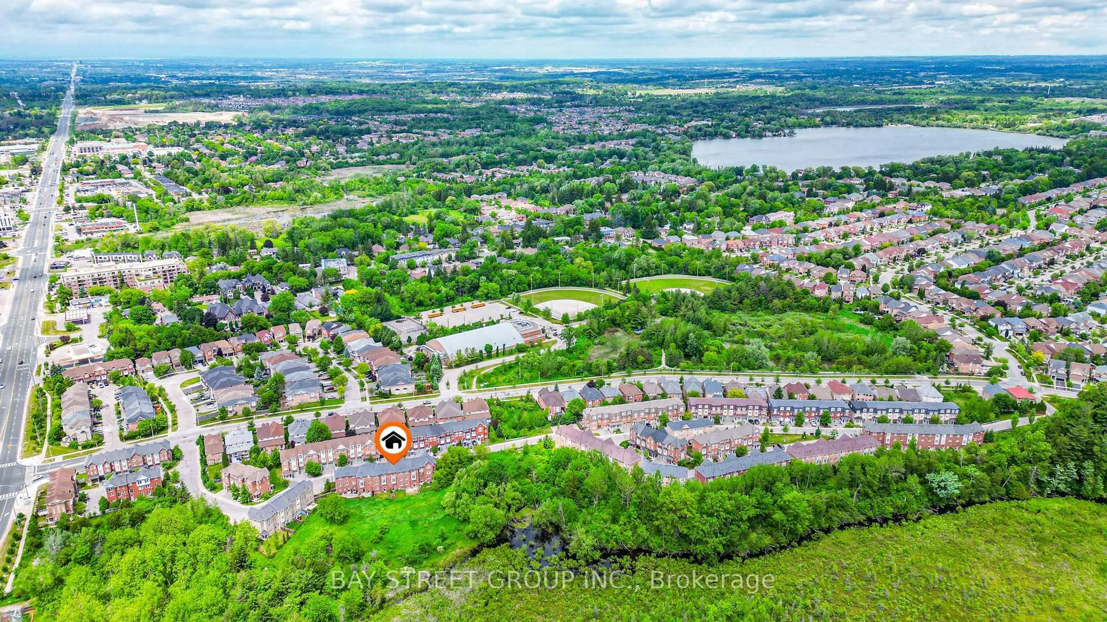 A pic from outside/outdoor area/front of a property/back of a property/a pic from drone, unknown for 15 Old Colony Rd ##89, Richmond Hill Ontario L4E 4L4