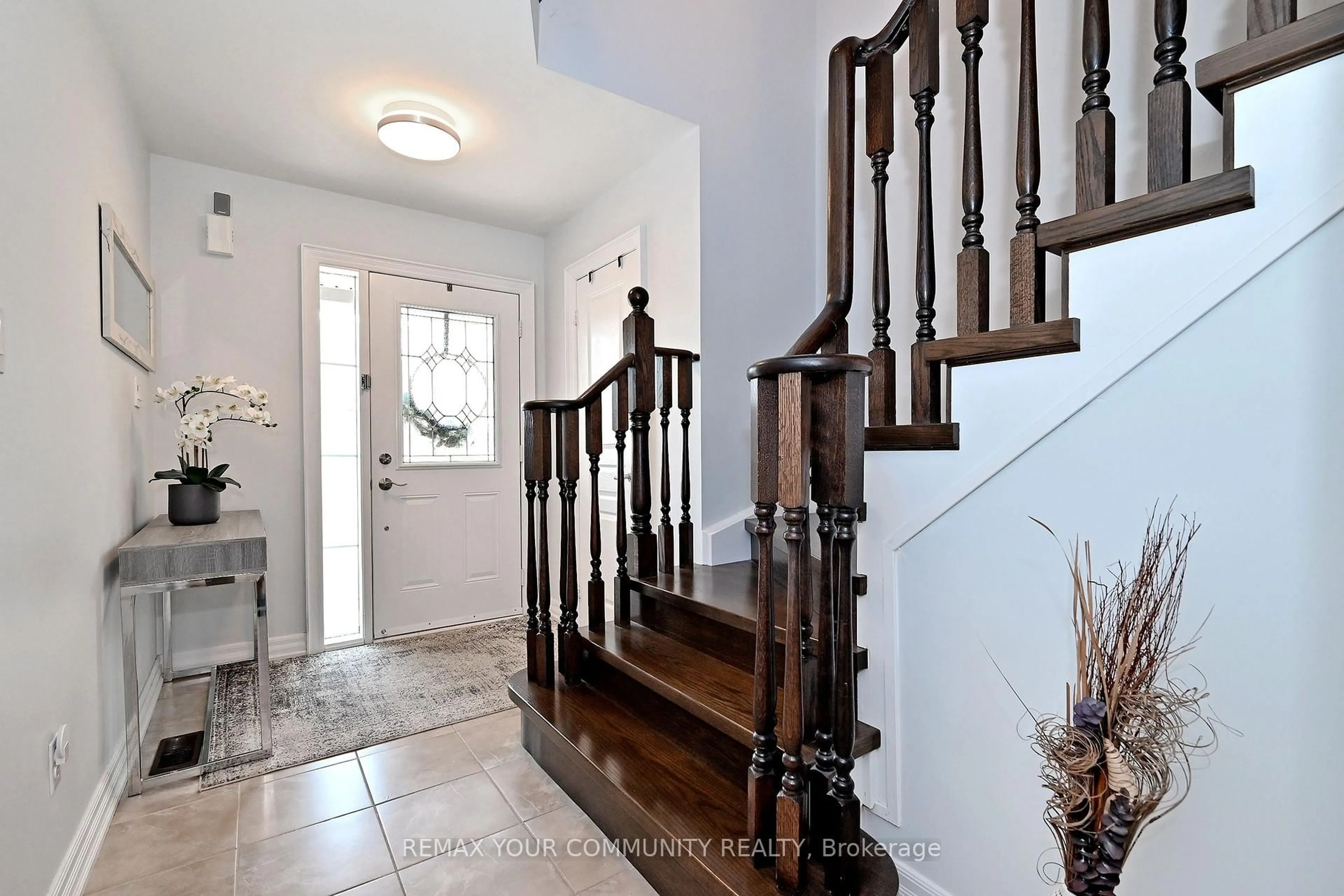 Indoor entryway for 38 Christian Hoover Dr, Whitchurch-Stouffville Ontario L4A 0X5