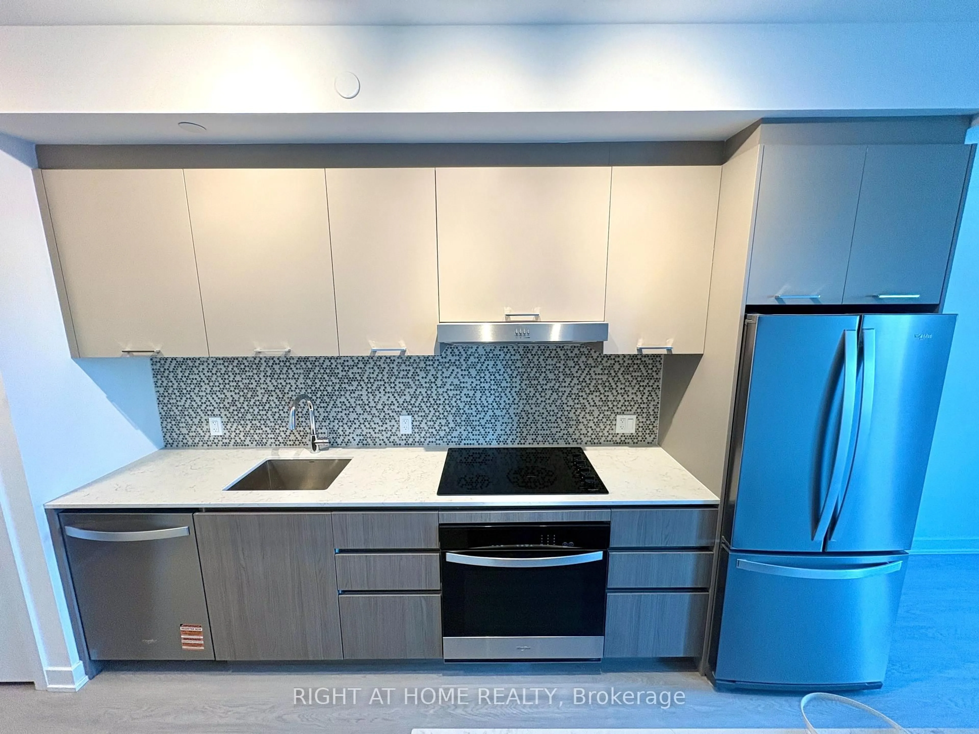 Unknown for 8188 Yonge St #221, Vaughan Ontario L4J 0M2