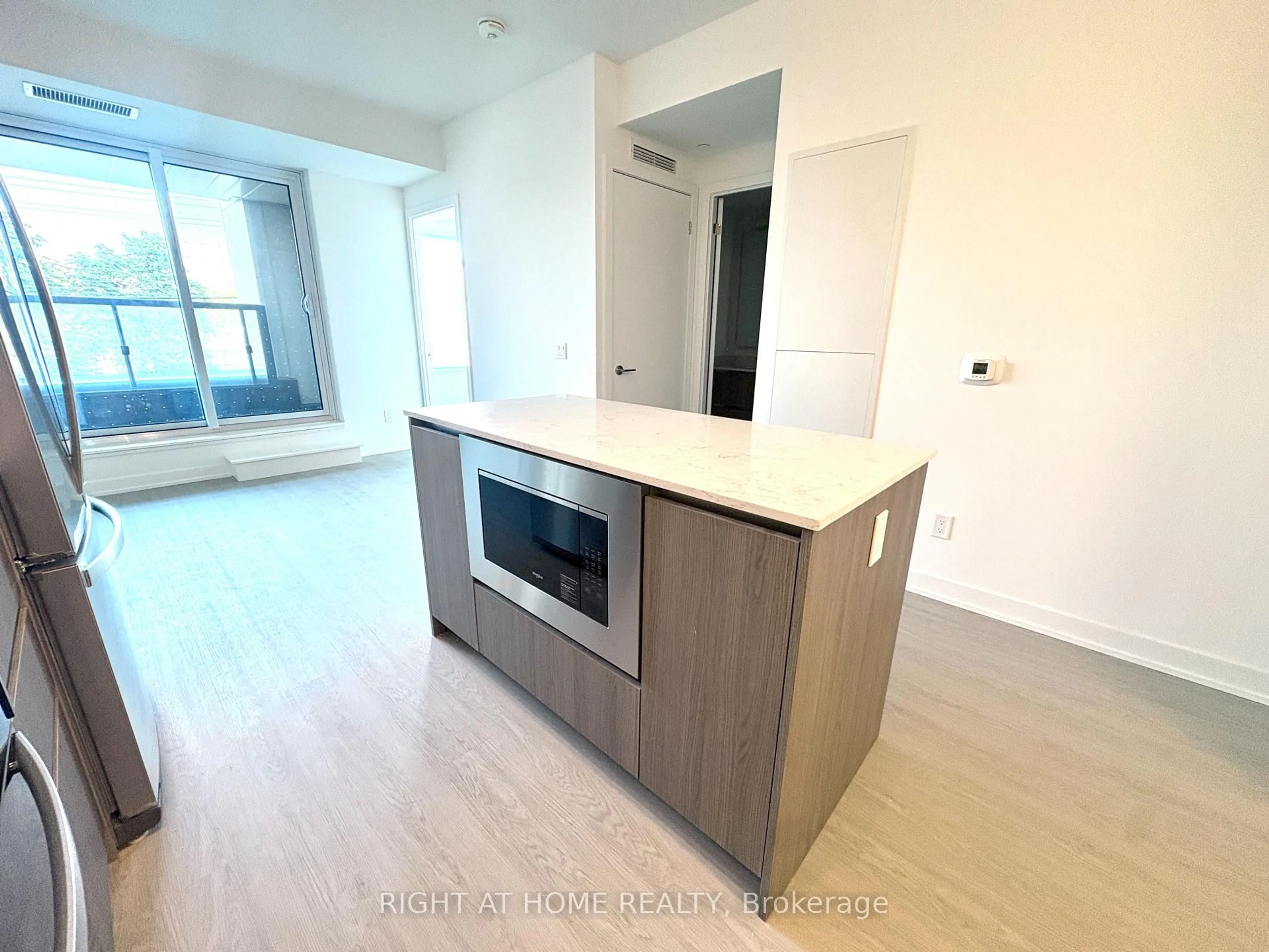 Unknown for 8188 Yonge St #221, Vaughan Ontario L4J 0M2