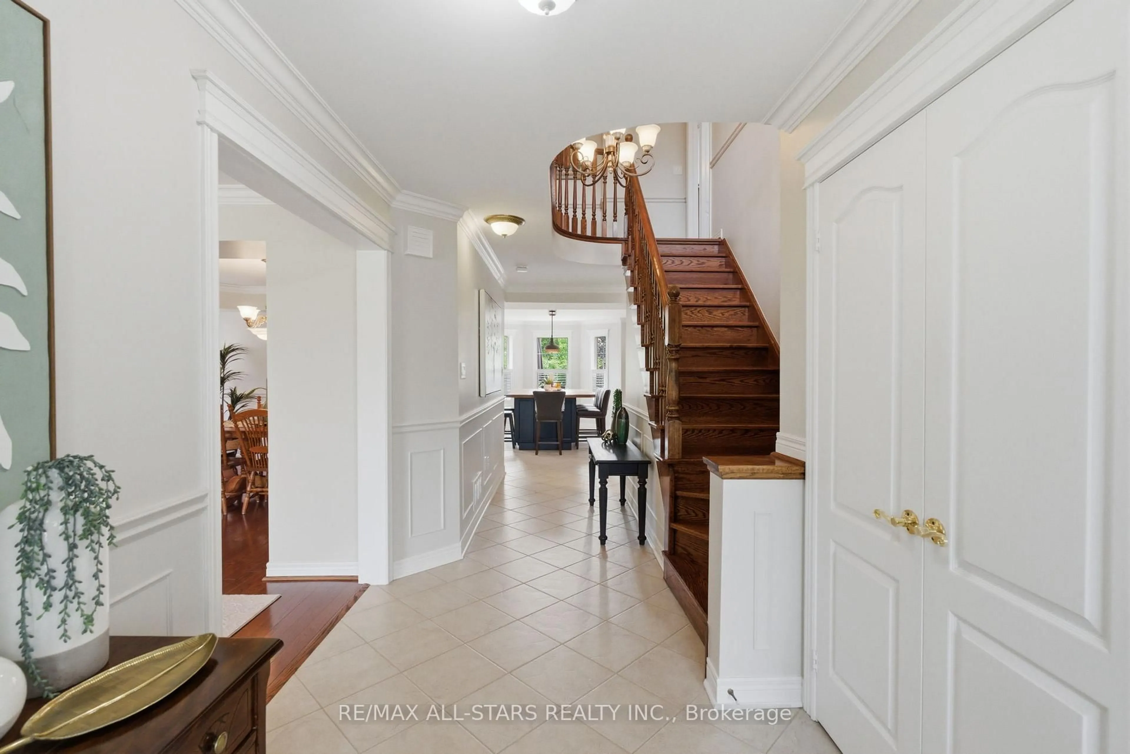 Indoor entryway for 52 Alsop Pl, Uxbridge Ontario L9P 1X1