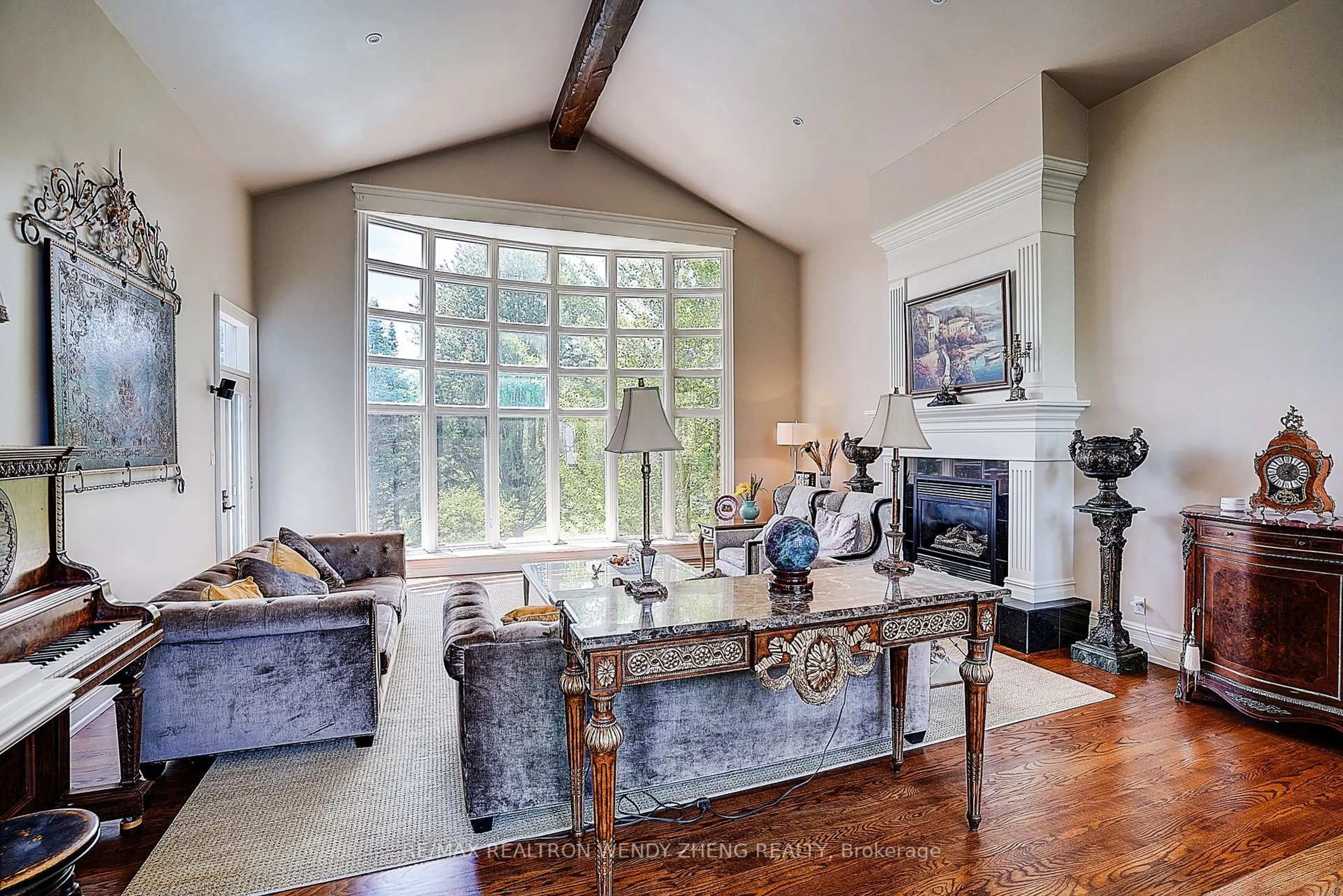 Living room with furniture, unknown for 8 Alm Crt, Aurora Ontario L4G 6W7