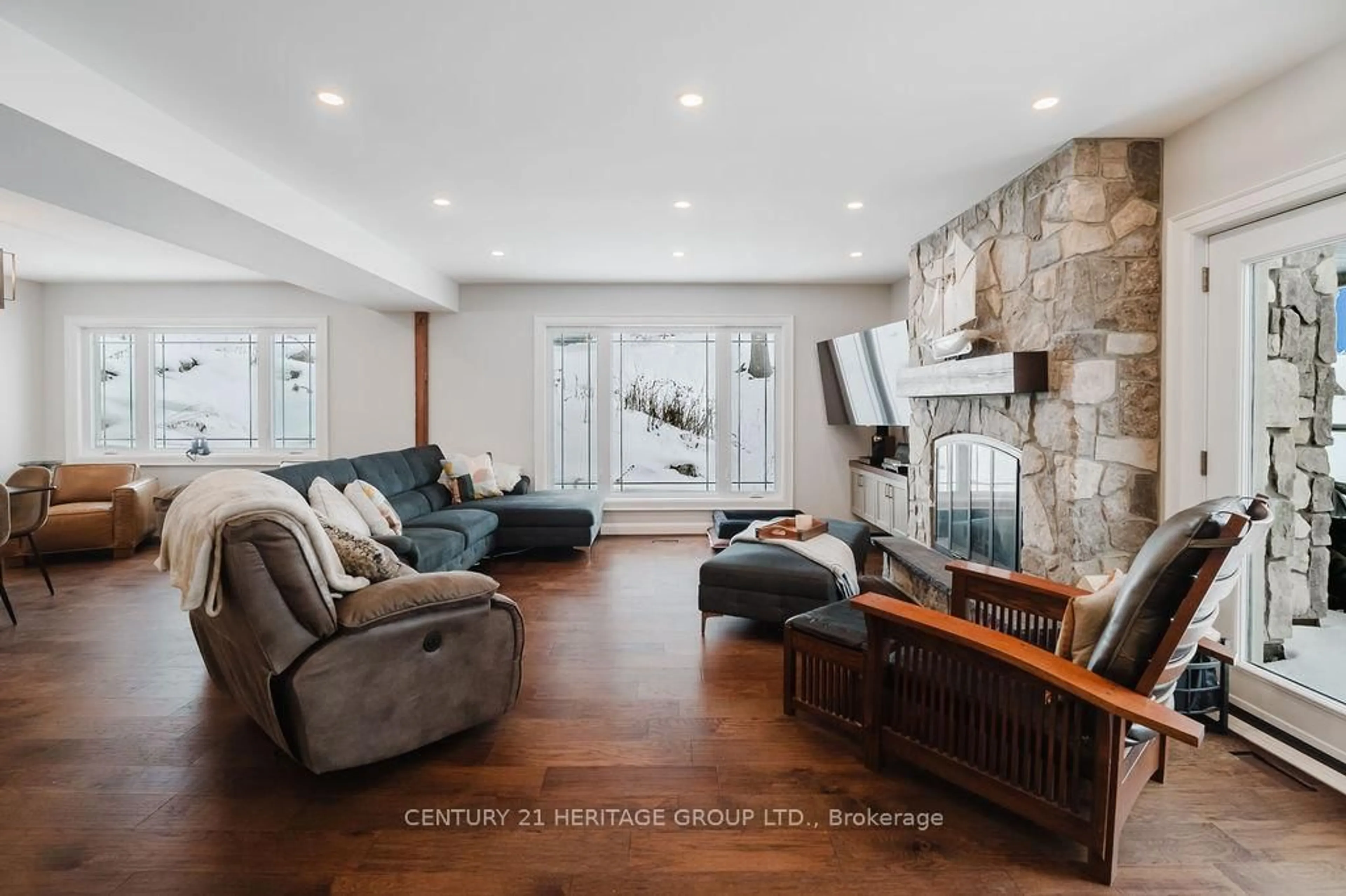 Living room with furniture, ceramic/tile floor for 2816 Mount Albert Rd, East Gwillimbury Ontario L0G 1R0