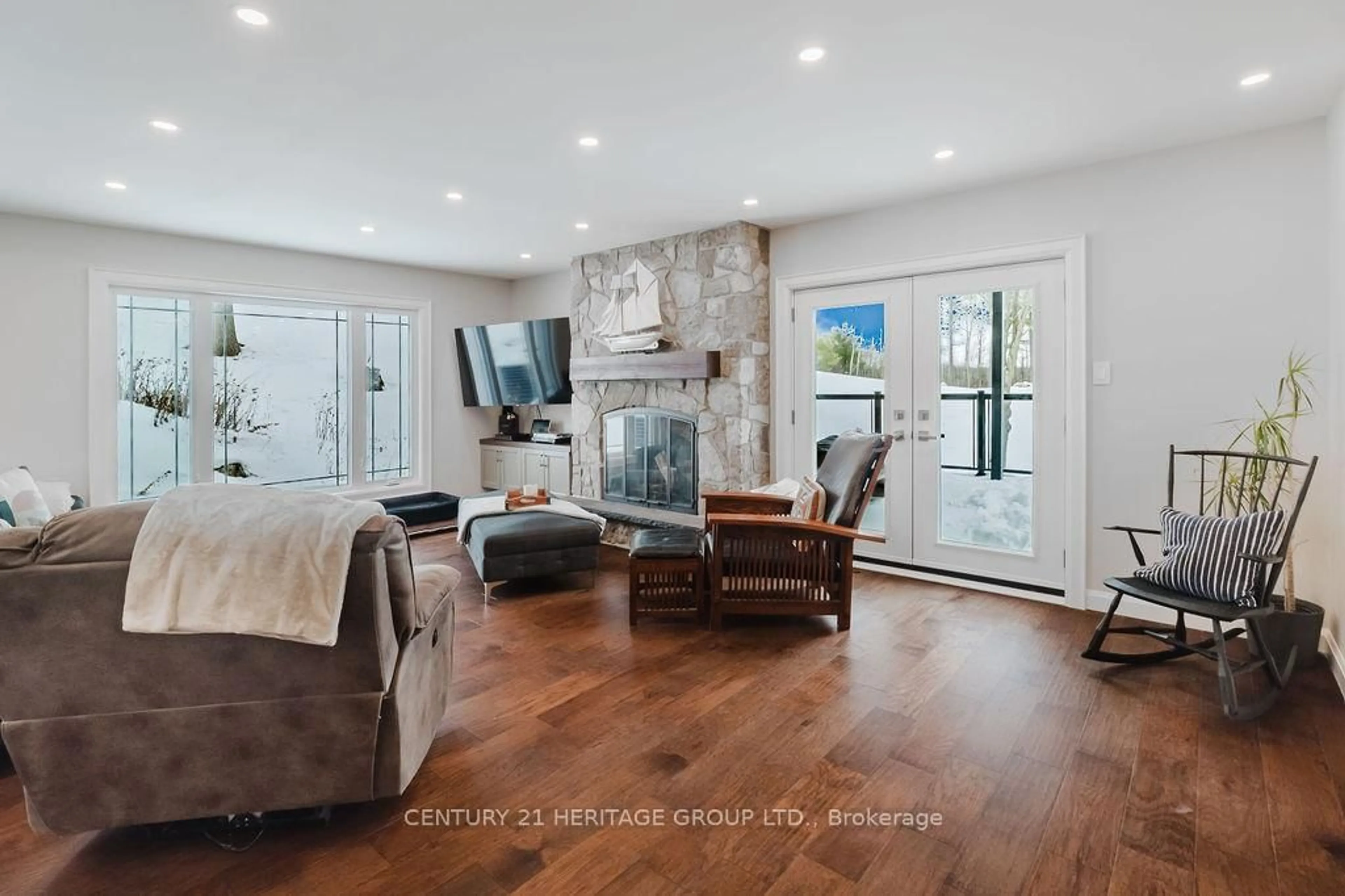 Living room with furniture, wood/laminate floor for 2816 Mount Albert Rd, East Gwillimbury Ontario L0G 1R0