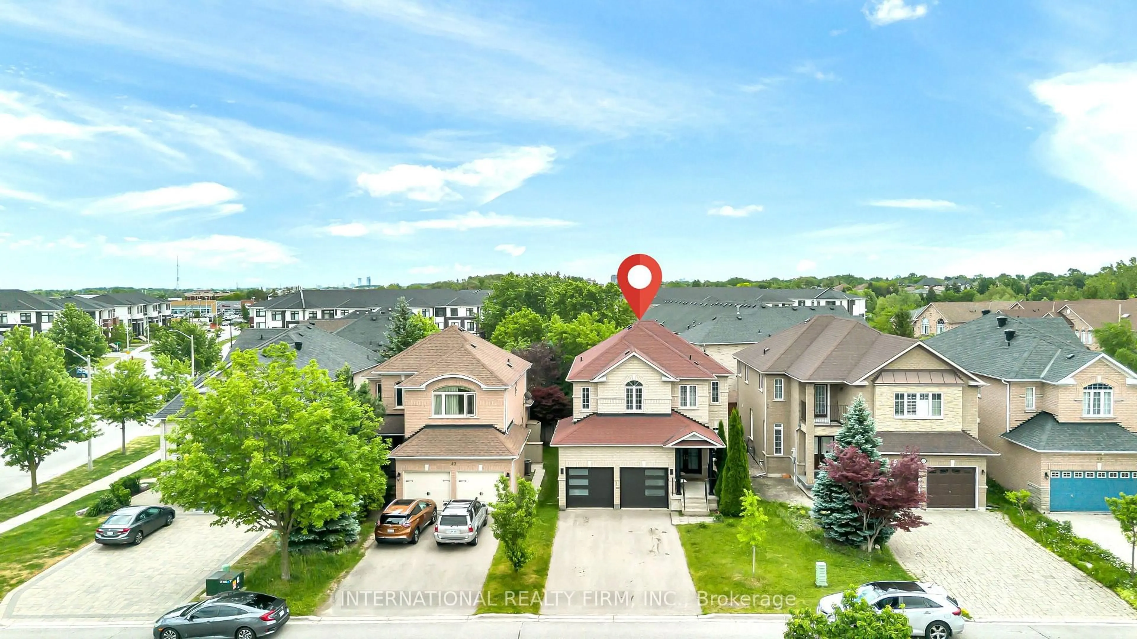 A pic from outside/outdoor area/front of a property/back of a property/a pic from drone, street for 45 Naughton Dr, Richmond Hill Ontario L4C 0R2
