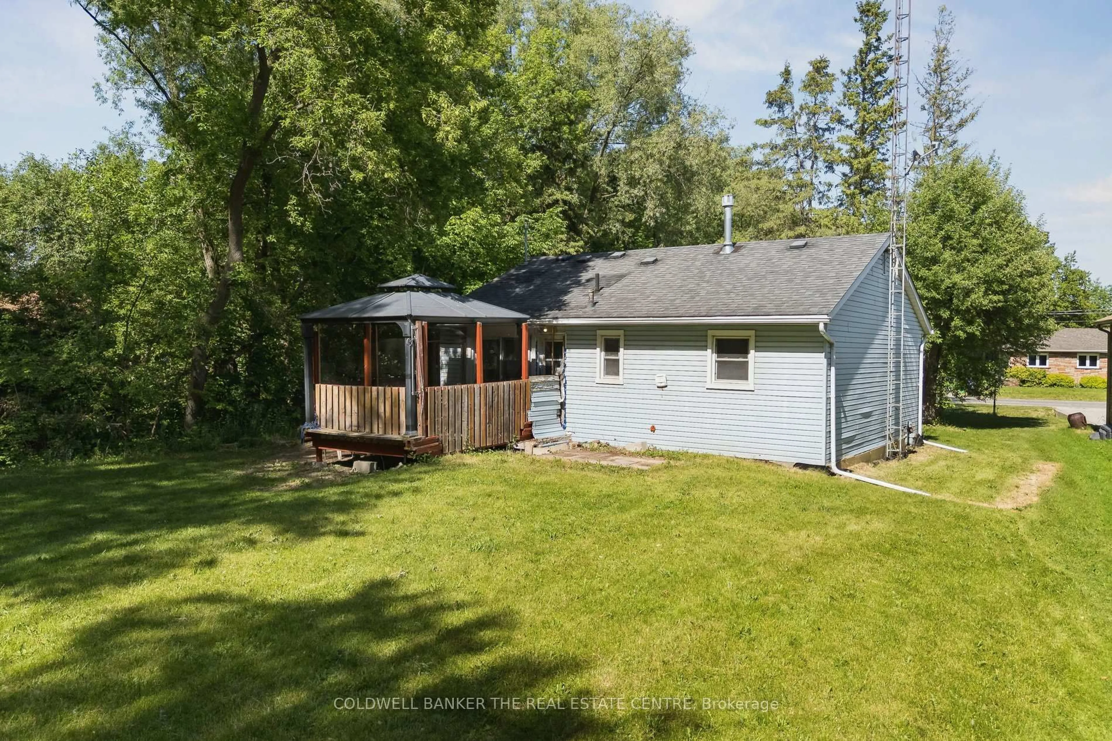A pic from outside/outdoor area/front of a property/back of a property/a pic from drone, unknown for 972 Gilmore Ave, Innisfil Ontario L0L 1W0