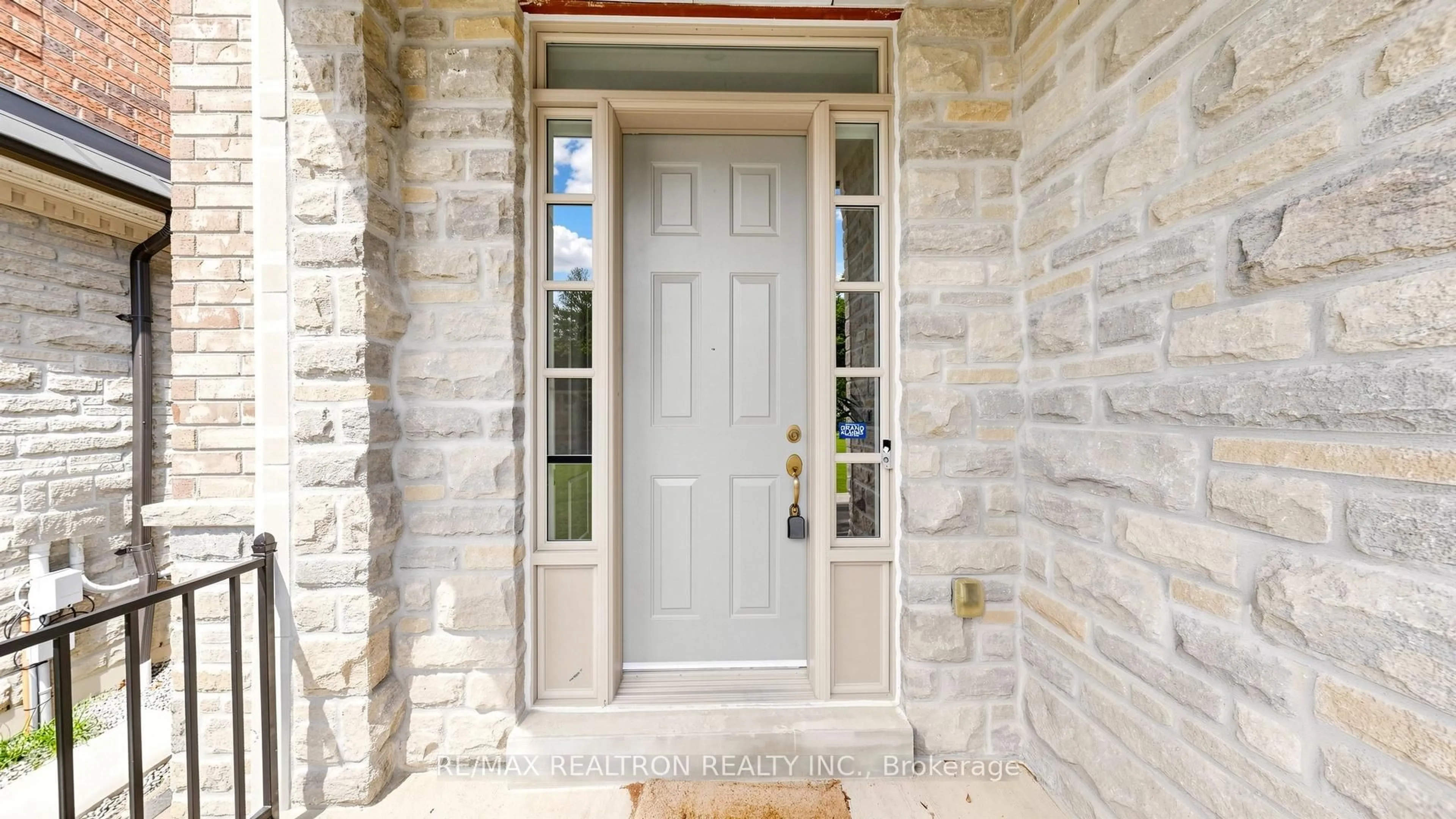 Indoor entryway for 40 Meadowsweet Lane, Richmond Hill Ontario L4E 1B8