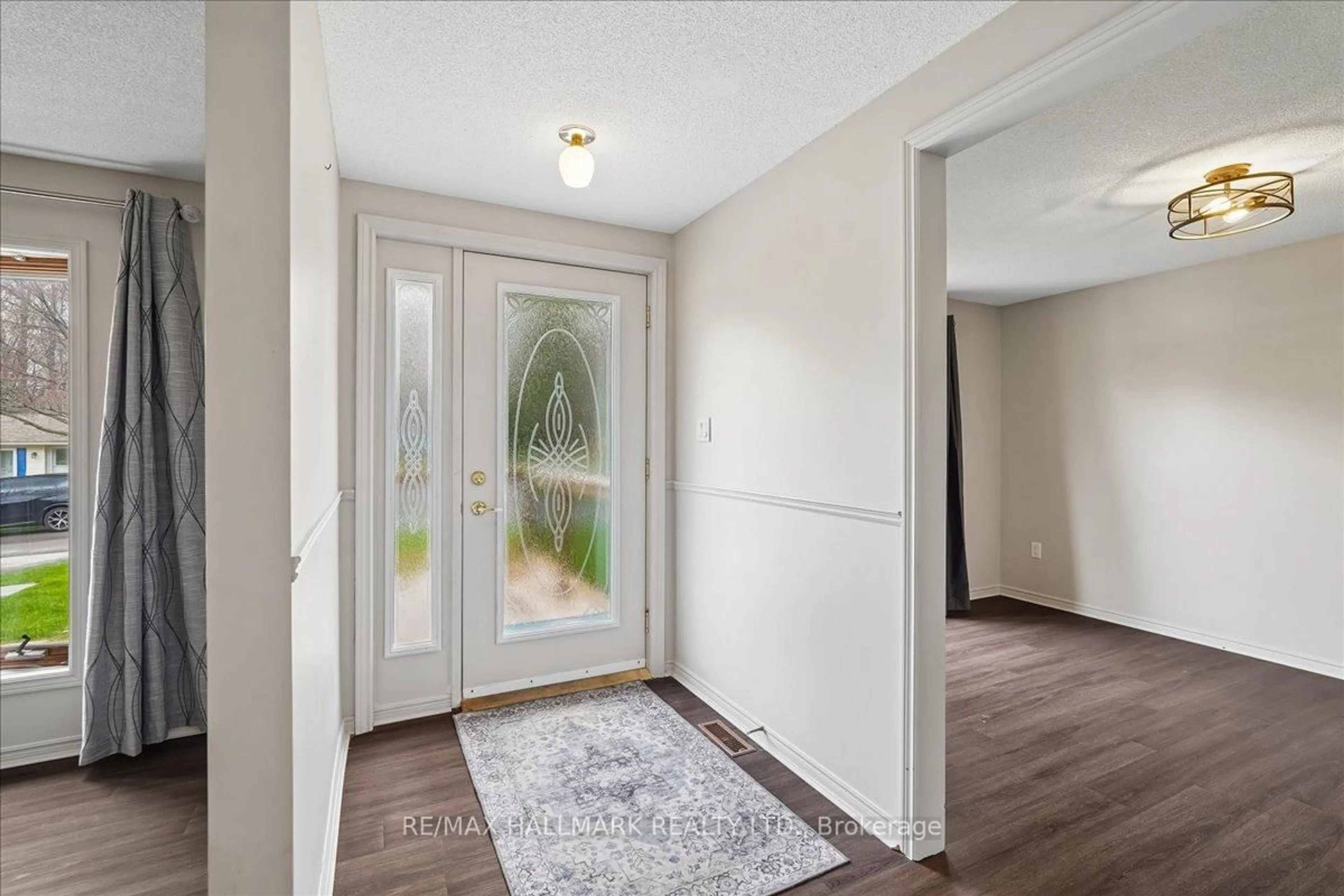 Indoor entryway for 9 Pinetree Crt, New Tecumseth Ontario L0G 1W0