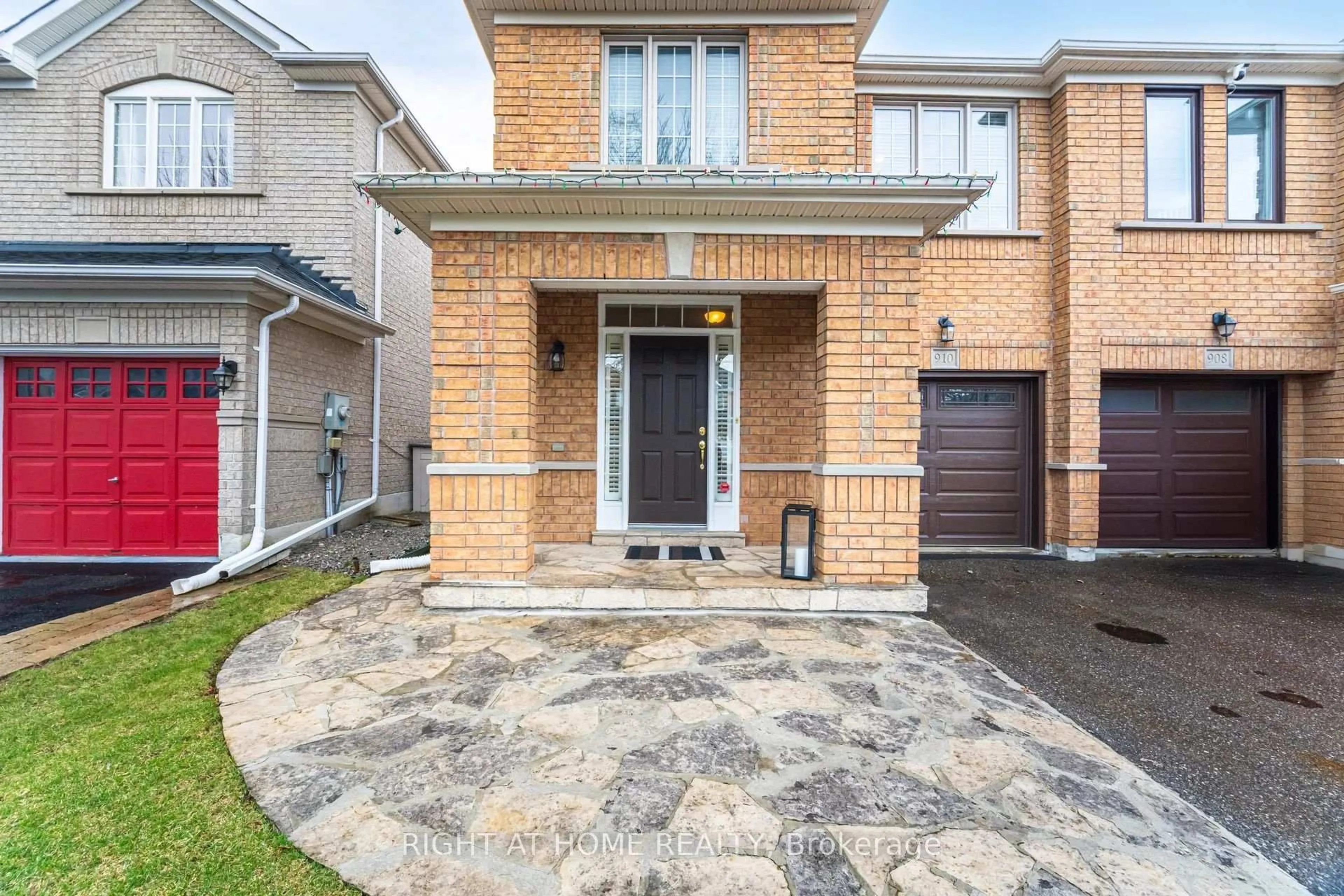 Home with brick exterior material, street for 910 Oaktree Cres, Newmarket Ontario L3X 2Z1