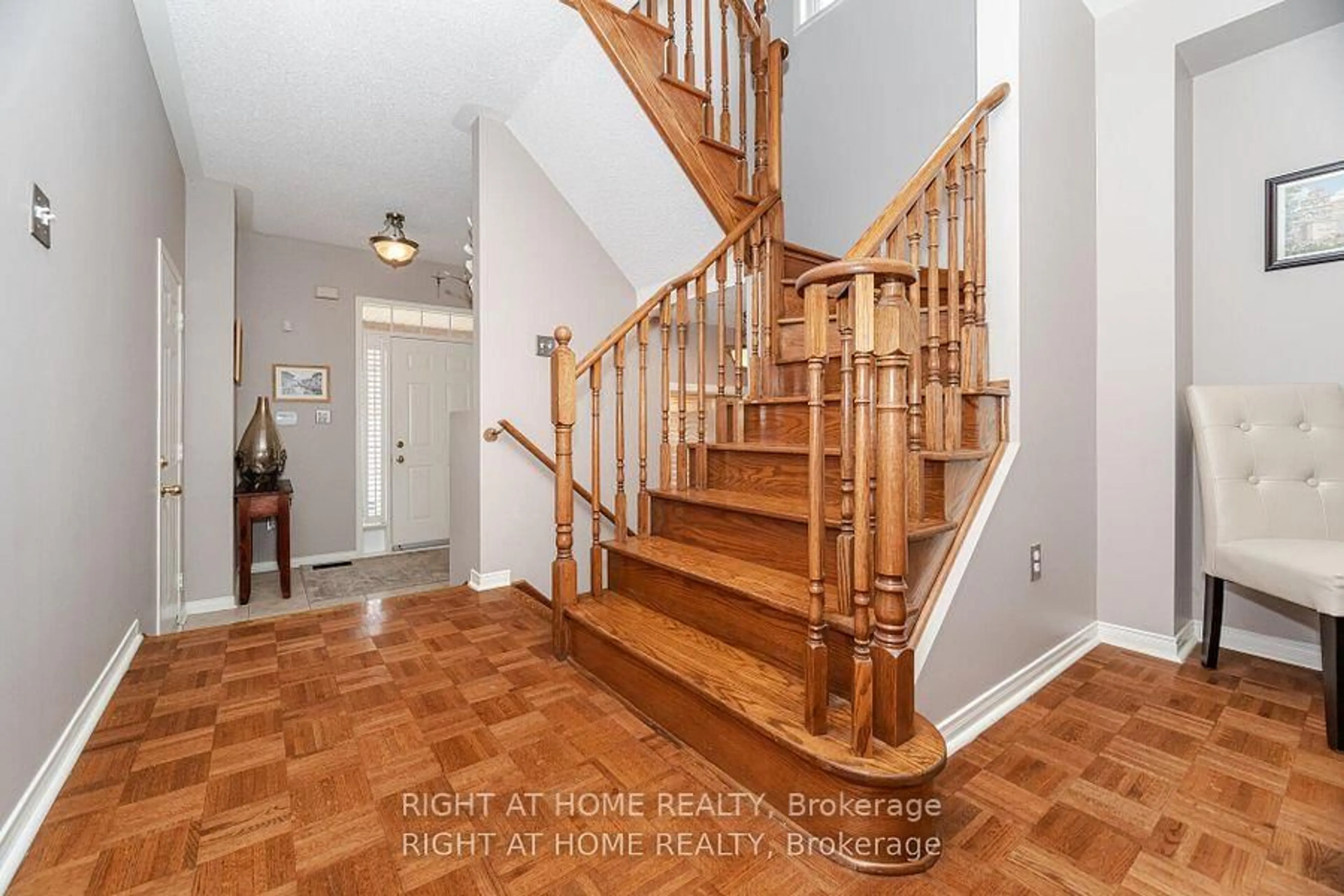 Unknown for 910 Oaktree Cres, Newmarket Ontario L3X 2Z1