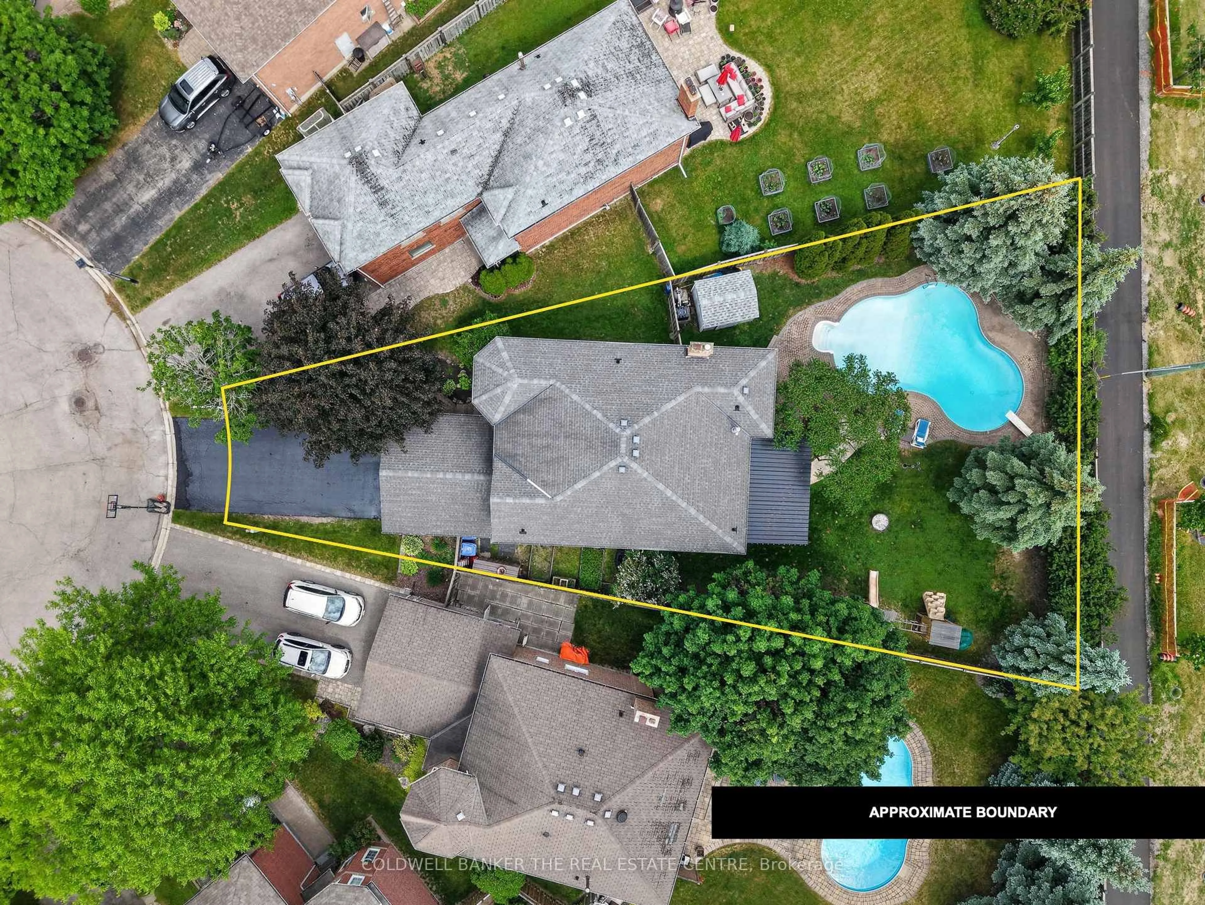 A pic from outside/outdoor area/front of a property/back of a property/a pic from drone, unknown for 539 Veale Pl, Newmarket Ontario L3Y 8H9