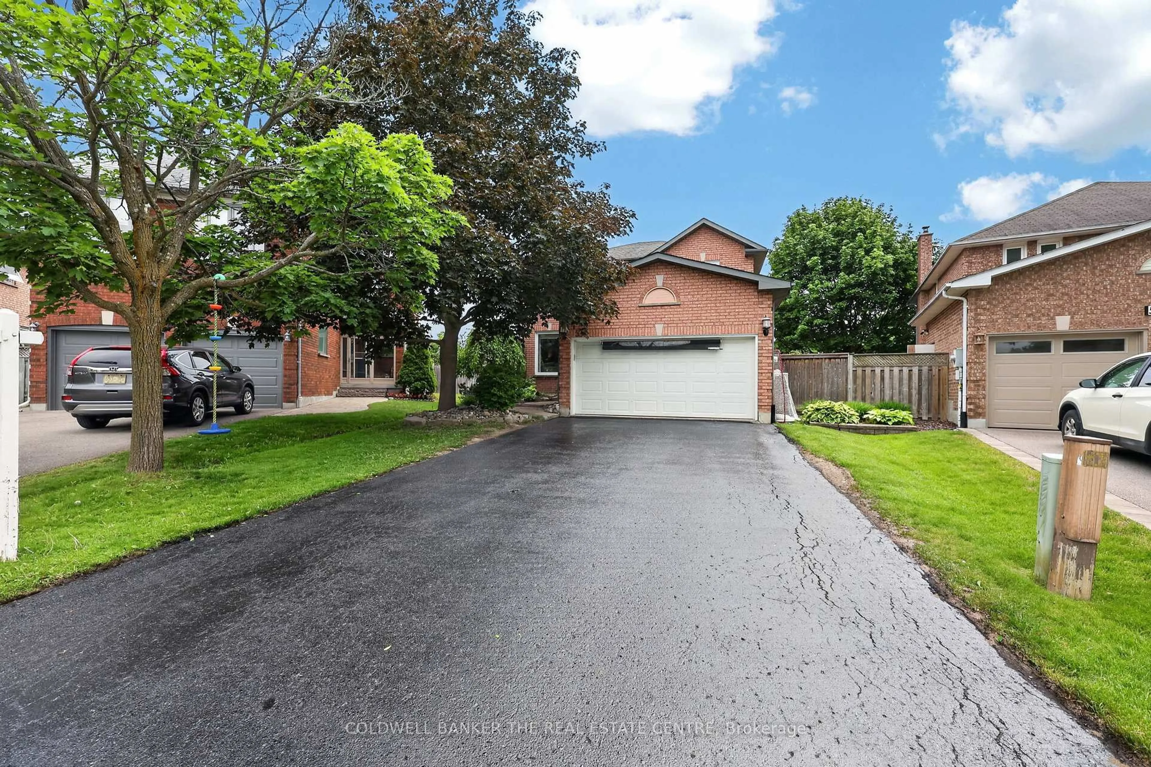 A pic from outside/outdoor area/front of a property/back of a property/a pic from drone, street for 539 Veale Pl, Newmarket Ontario L3Y 8H9