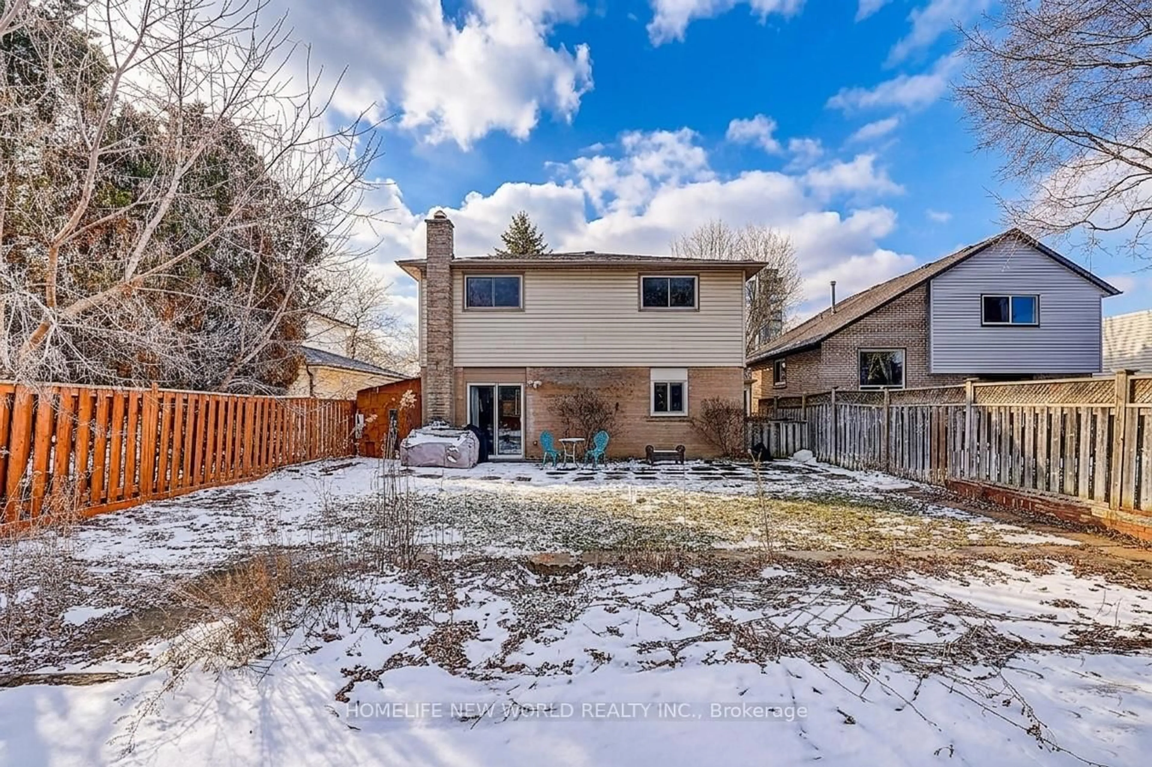 A pic from outside/outdoor area/front of a property/back of a property/a pic from drone, street for 715 Irwin Cres, Newmarket Ontario L3Y 5A4