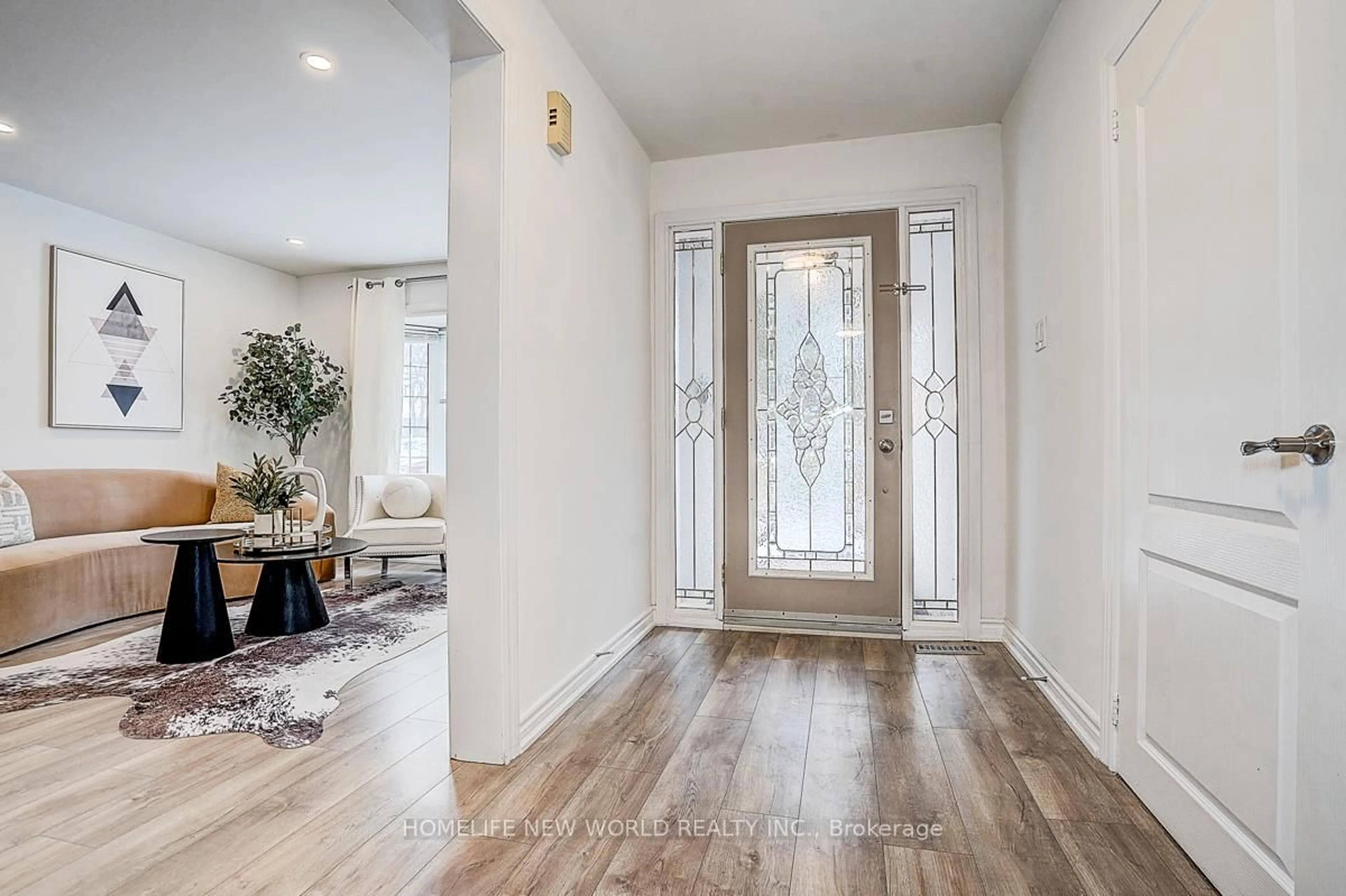 Indoor entryway for 715 Irwin Cres, Newmarket Ontario L3Y 5A4