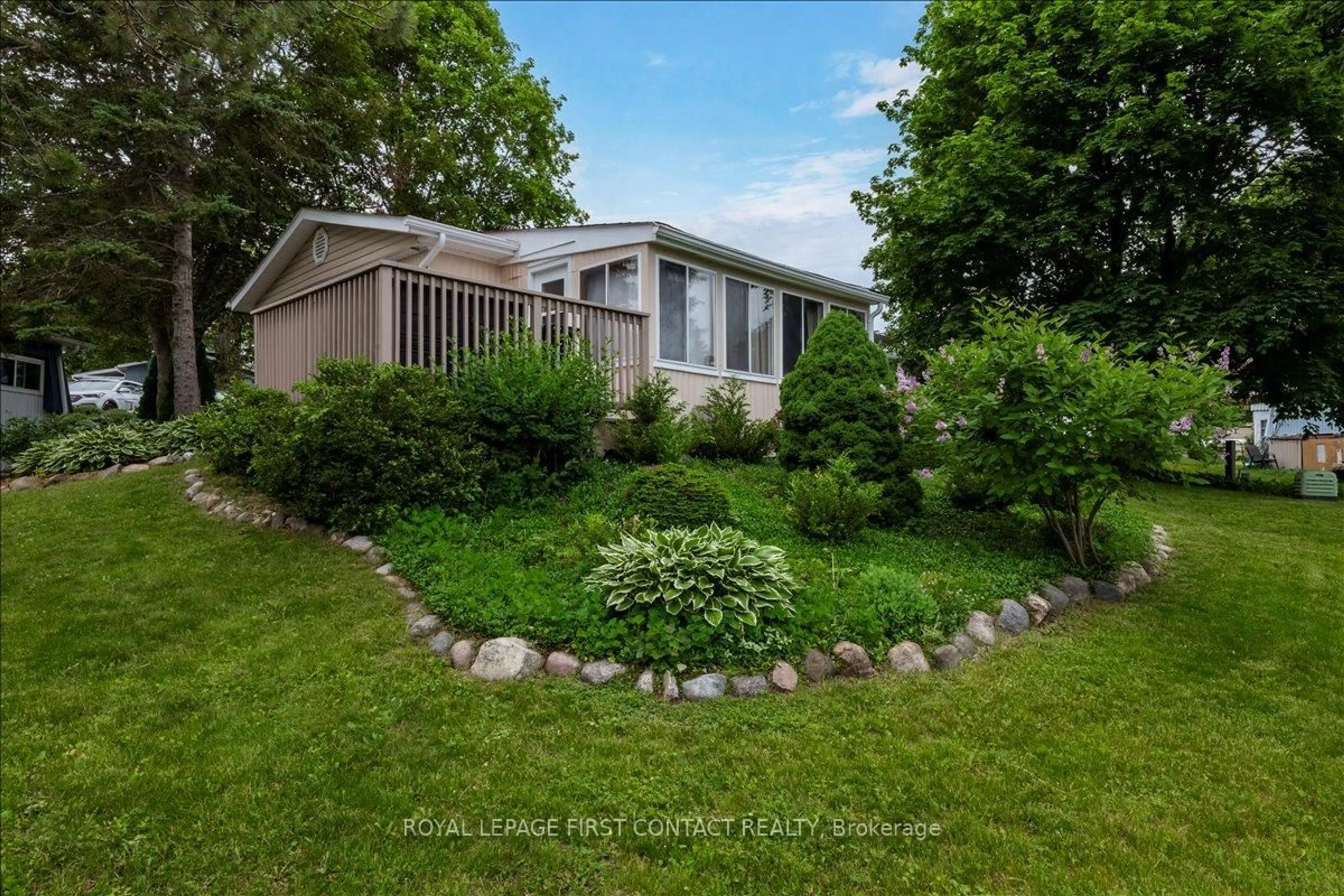 A pic from outside/outdoor area/front of a property/back of a property/a pic from drone, unknown for 11 Hawthorne Dr, Innisfil Ontario L9S 1P7
