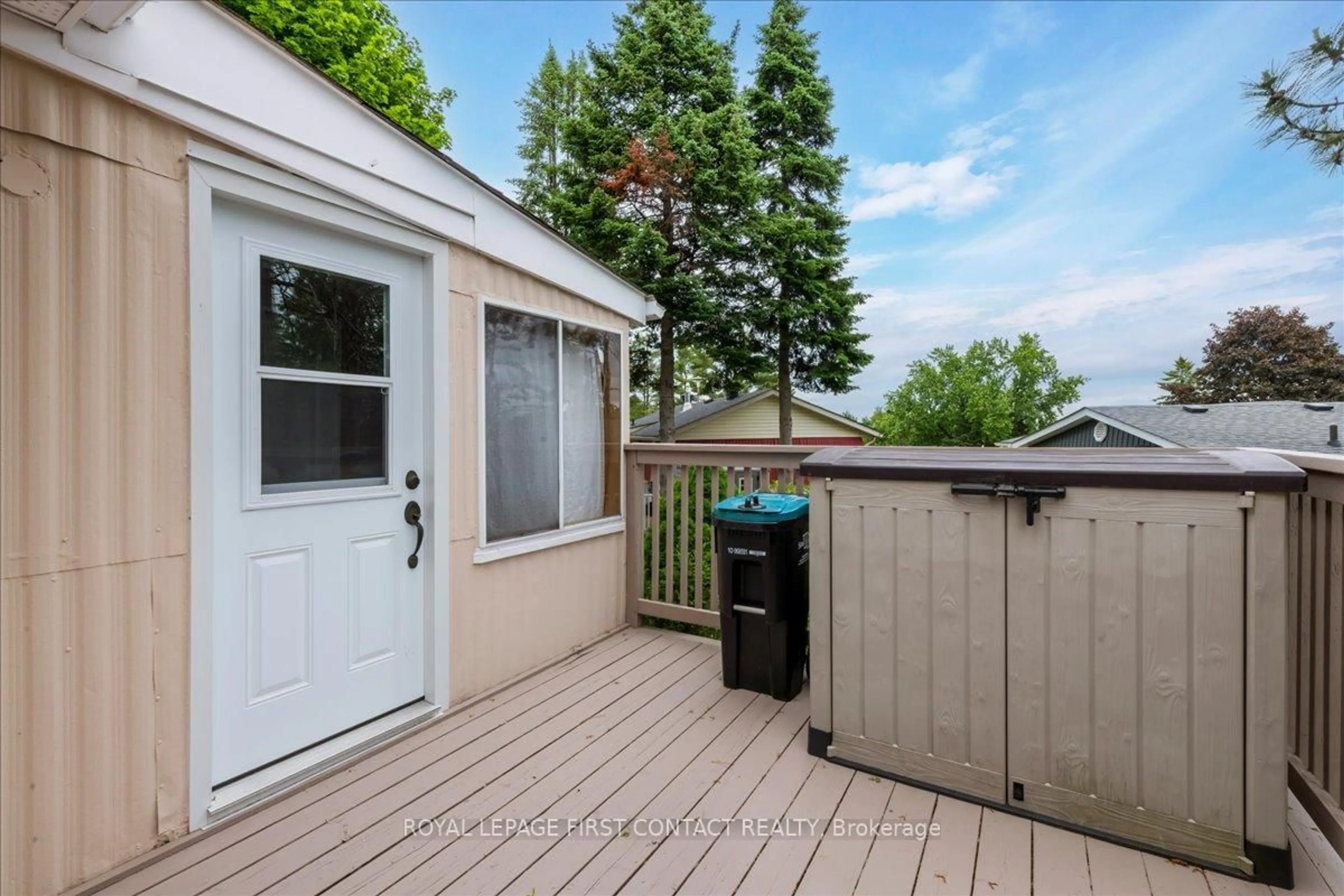 Patio, water/lake/river/ocean view for 11 Hawthorne Dr, Innisfil Ontario L9S 1P7